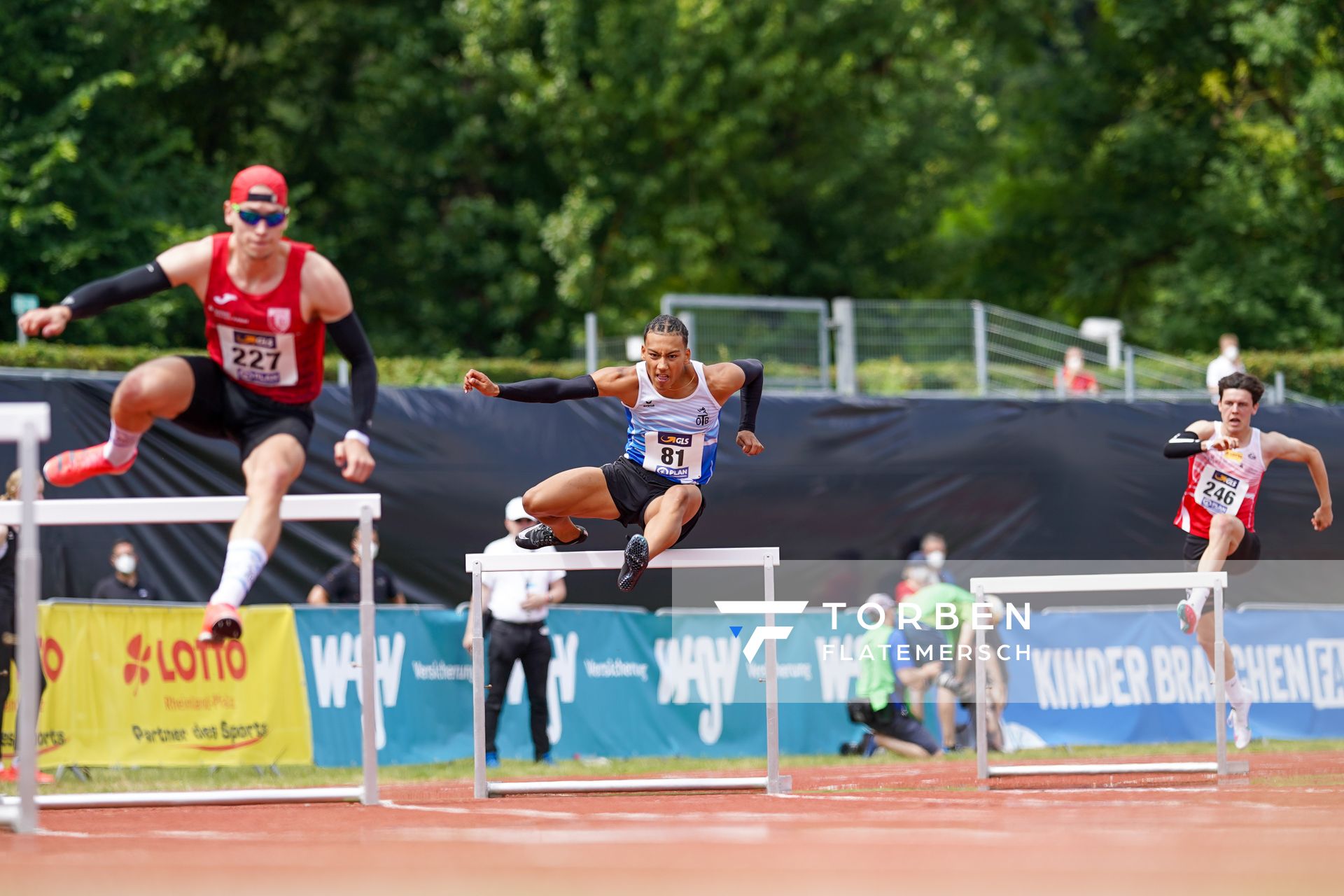 Lukas Peter (LC Jena), Jordan Gordon (OTB Osnabrueck)  und Lennart Roos (LG Rhein-Wied) am 26.06.2021 waehrend den deutschen U23 Leichtathletik-Meisterschaften 2021 im Stadion Oberwerth in Koblenz