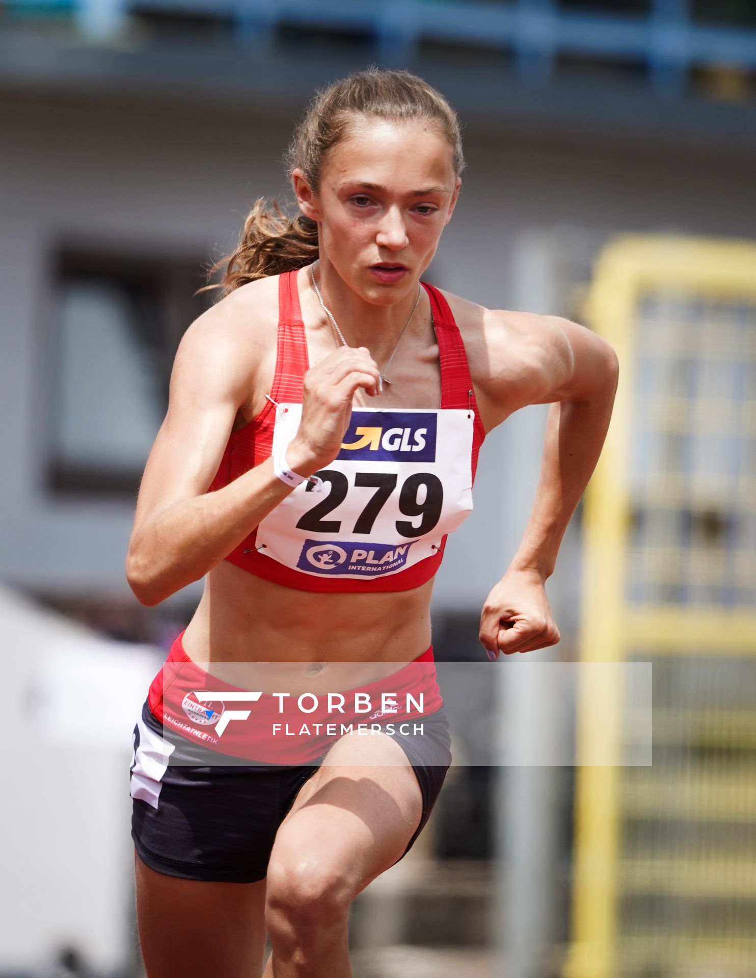 Sarah Fleur Schulze (VfL Eintracht Hannover) im 800m Vorlauf am 26.06.2021 waehrend den deutschen U23 Leichtathletik-Meisterschaften 2021 im Stadion Oberwerth in Koblenz