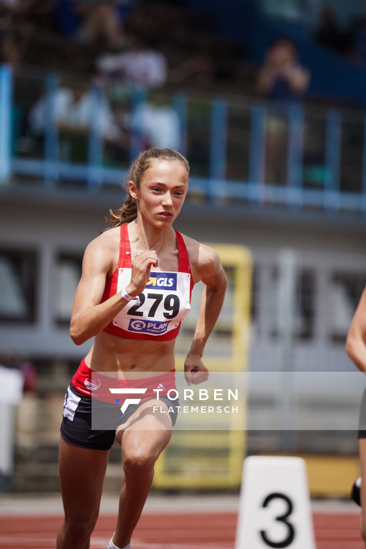 Sarah Fleur Schulze (VfL Eintracht Hannover) im 800m Vorlauf am 26.06.2021 waehrend den deutschen U23 Leichtathletik-Meisterschaften 2021 im Stadion Oberwerth in Koblenz