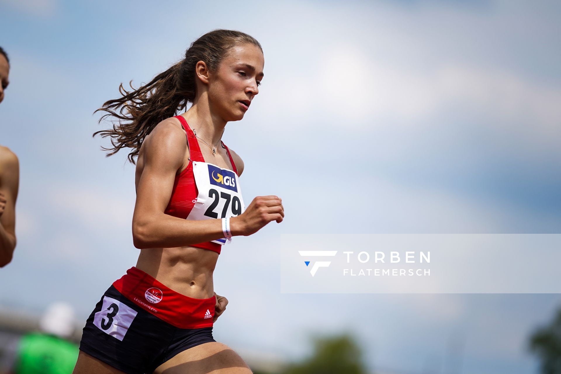 Sarah Fleur Schulze (VfL Eintracht Hannover) im 800m Vorlauf am 26.06.2021 waehrend den deutschen U23 Leichtathletik-Meisterschaften 2021 im Stadion Oberwerth in Koblenz