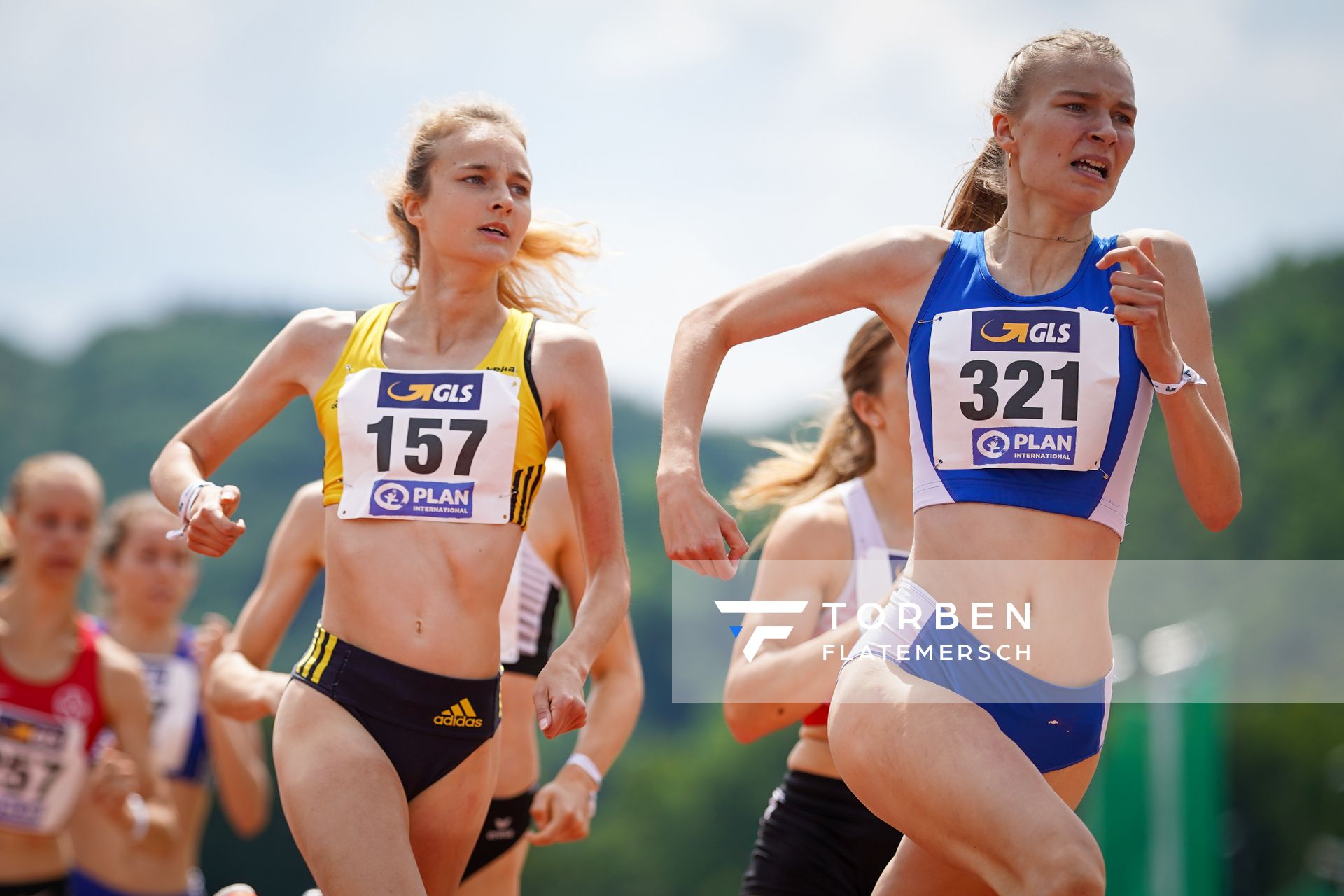 Xenia Krebs (VfL Loeningen) und Sophia Volkmer (TV Wetzlar) im 800m Vorlauf am 26.06.2021 waehrend den deutschen U23 Leichtathletik-Meisterschaften 2021 im Stadion Oberwerth in Koblenz