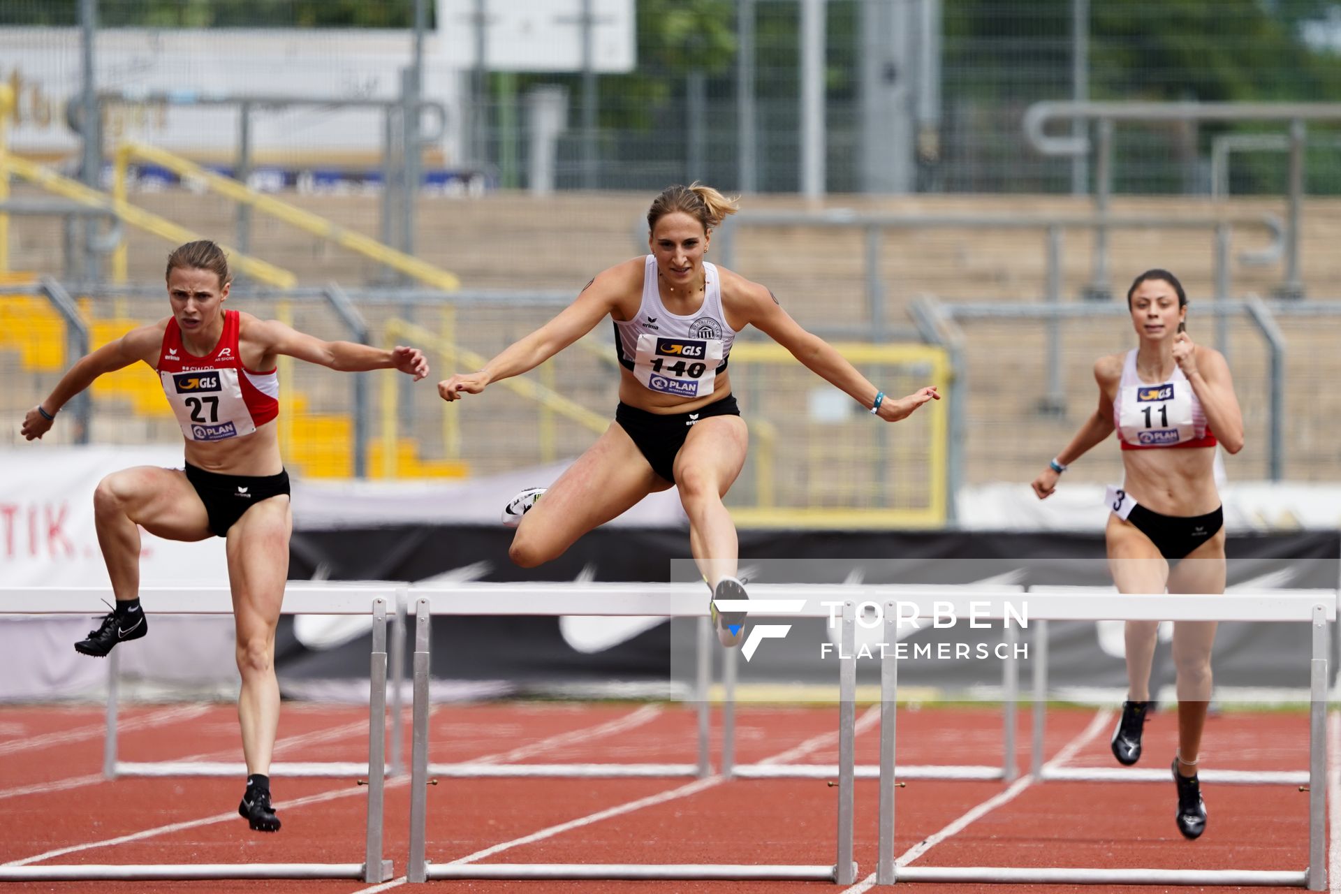 Melanie Boehm (LG Neckar-Enz), Elena Kelety (LT DSHS Koeln), Miriam Backer (TSV Zirndorf) im 400m Huerden Finale am 27.06.2021 waehrend den deutschen U23 Leichtathletik-Meisterschaften 2021 im Stadion Oberwerth in Koblenz