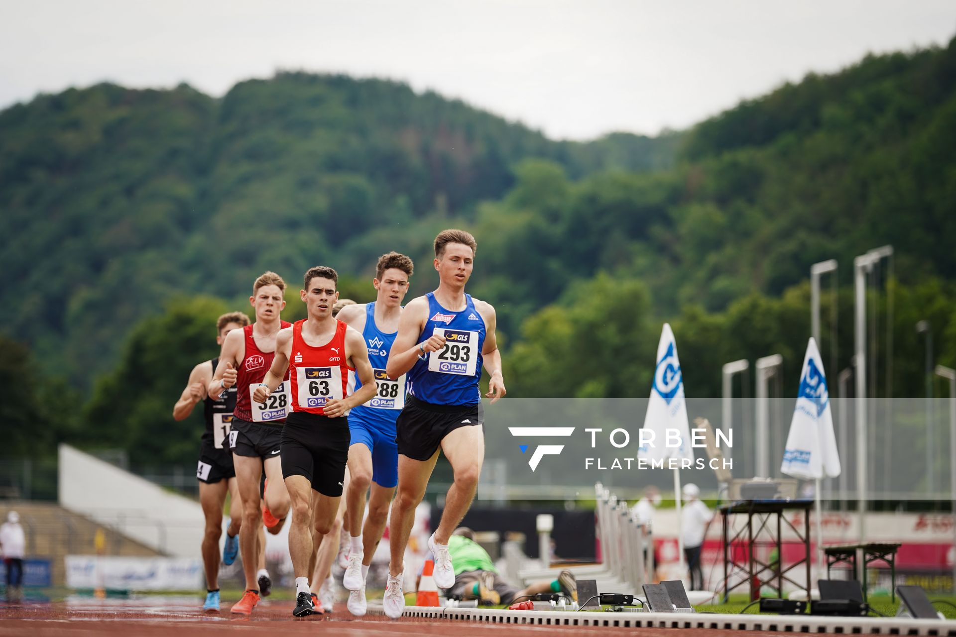 Paul Specht (VfL Sindelfingen) vor Maximilian Feist (LG Olympia Dortmund) im 1500m Finale am 27.06.2021 waehrend den deutschen U23 Leichtathletik-Meisterschaften 2021 im Stadion Oberwerth in Koblenz