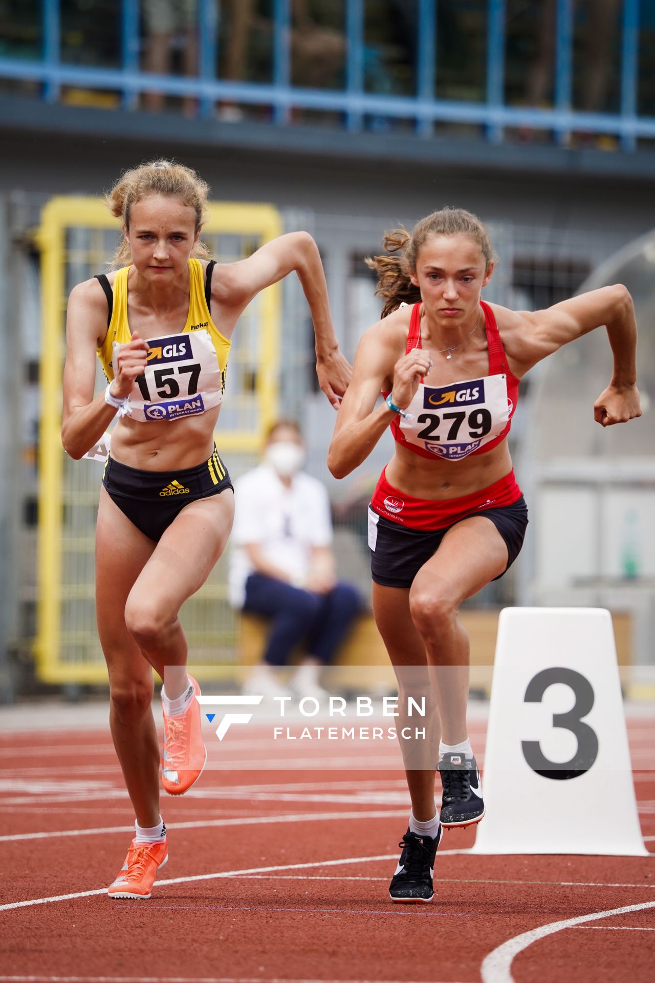 Xenia Krebs (VfL Loeningen) und Sarah Fleur Schulze (VfL Eintracht Hannover) im 800m Finale am 27.06.2021 waehrend den deutschen U23 Leichtathletik-Meisterschaften 2021 im Stadion Oberwerth in Koblenz