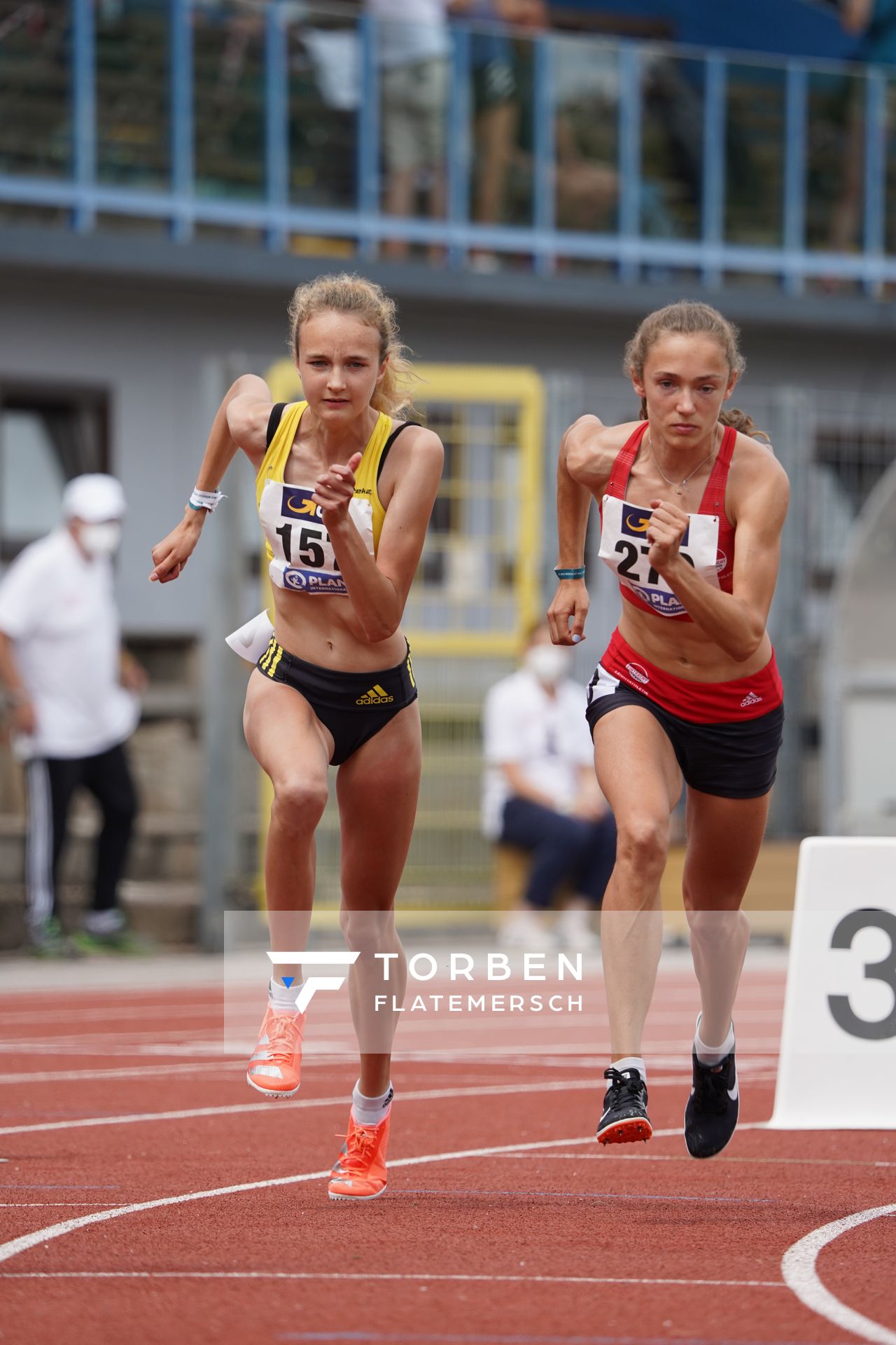 Xenia Krebs (VfL Loeningen) und Sarah Fleur Schulze (VfL Eintracht Hannover) im 800m Finale am 27.06.2021 waehrend den deutschen U23 Leichtathletik-Meisterschaften 2021 im Stadion Oberwerth in Koblenz