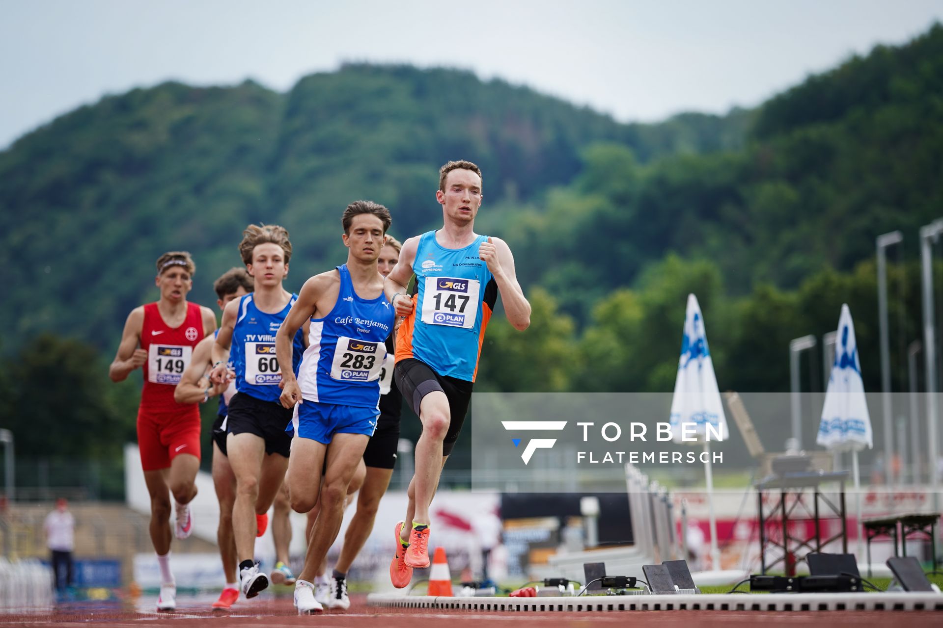 Maximilian Klink (LG Dornburg) fuehrt vor Oskar Schwarzer (TV Gross-Gerau) die 800m an nach 200 Metern am 27.06.2021 waehrend den deutschen U23 Leichtathletik-Meisterschaften 2021 im Stadion Oberwerth in Koblenz