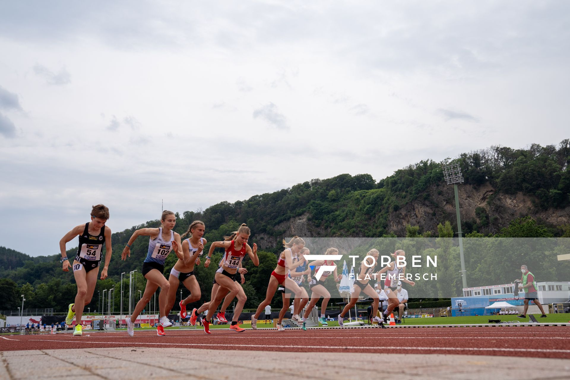 5000m Start mit Blanka Doerfel (SCC Berlin), Emma Heckel (LG TELIS FINANZ Regensburg), Lisa Oed (SSC Hanau-Rodenbach), Linn Lara Kleine (LG Olympia Dortmund), Svenja Clemens (LG Odenwald), Hanna Bruckmayer (TSV Muehldorf), Nele Weike (SV Brackwede), Denise Moser (SFD 75 Duesseldorf-Sued), Paulina Kaysser (SC DHfK Leipzig e.V.) und Svea Timm (Lueneburger SV) am 27.06.2021 waehrend den deutschen U23 Leichtathletik-Meisterschaften 2021 im Stadion Oberwerth in Koblenz