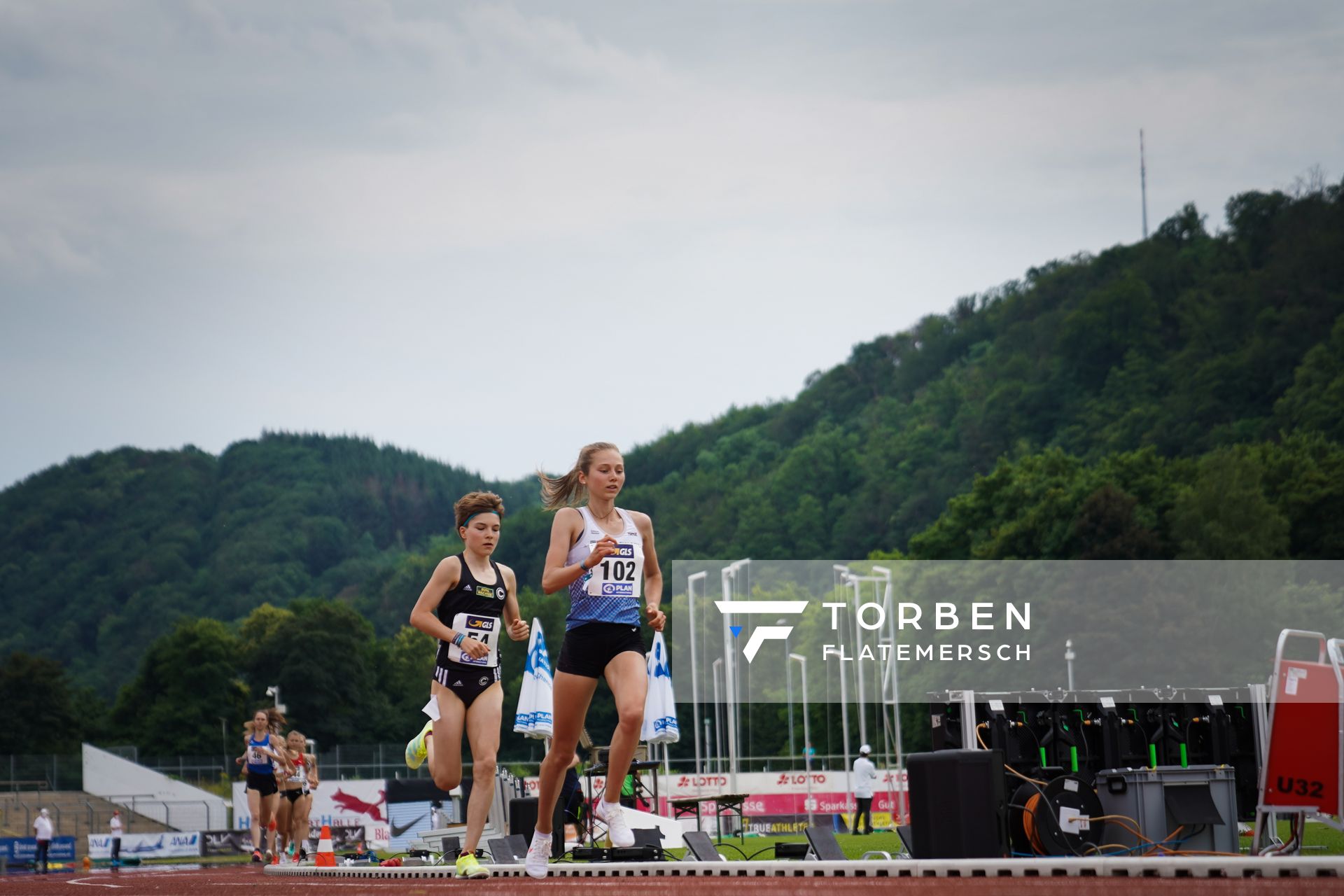 Emma Heckel (LG TELIS FINANZ Regensburg) vor Blanka Doerfel (SCC Berlin) ueber 5000m am 27.06.2021 waehrend den deutschen U23 Leichtathletik-Meisterschaften 2021 im Stadion Oberwerth in Koblenz