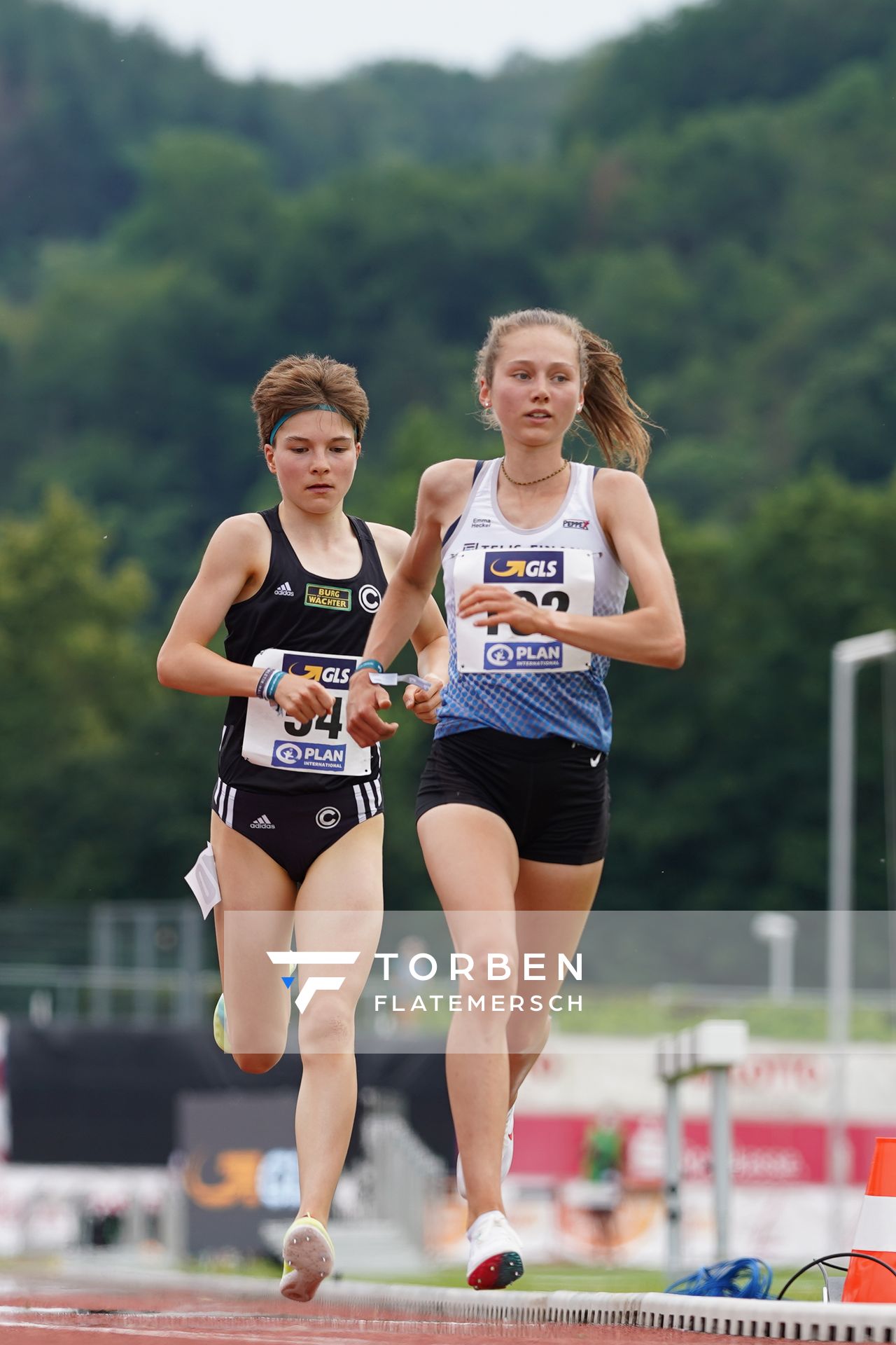 Emma Heckel (LG TELIS FINANZ Regensburg) vor Blanka Doerfel (SCC Berlin) am 27.06.2021 waehrend den deutschen U23 Leichtathletik-Meisterschaften 2021 im Stadion Oberwerth in Koblenz