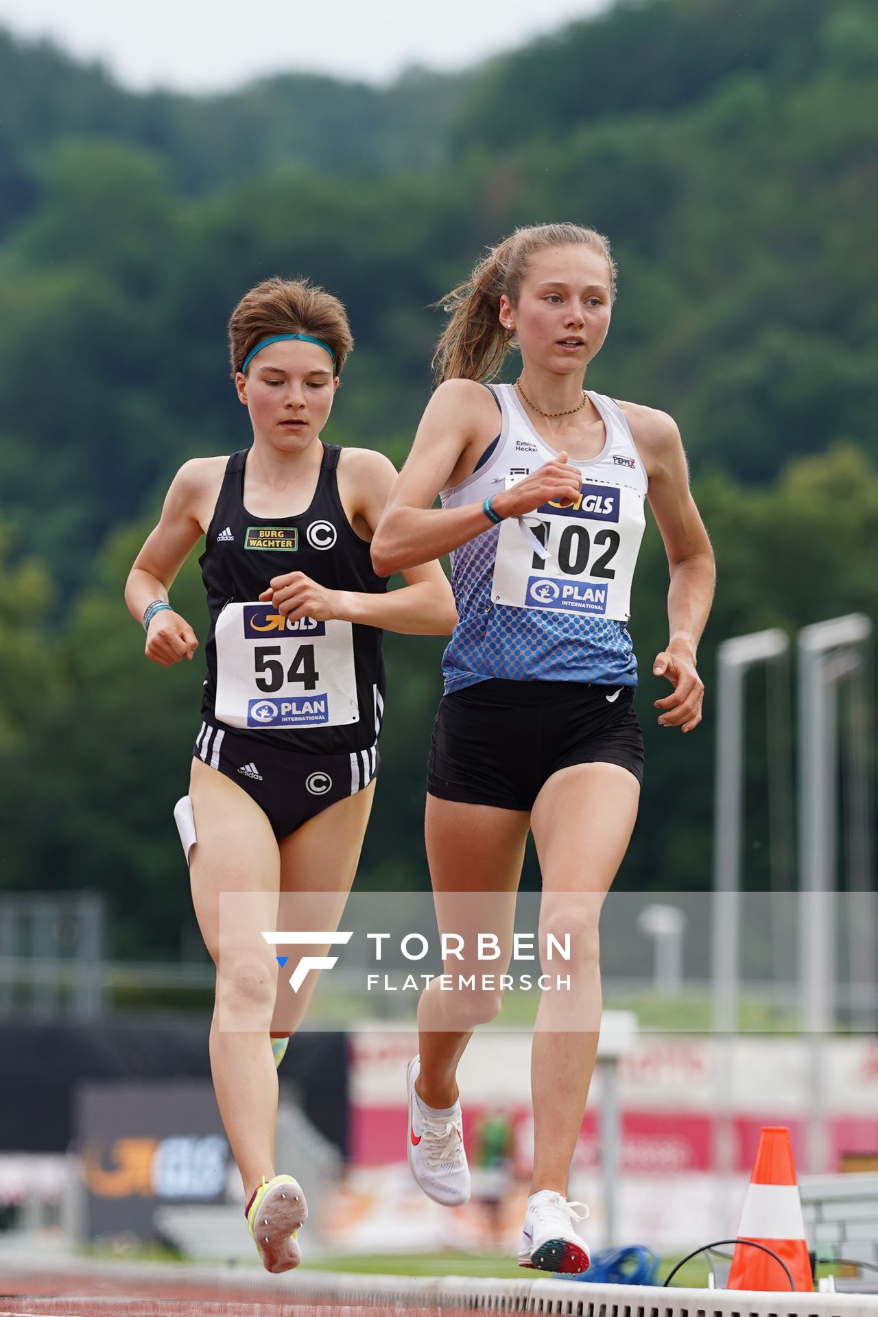 Emma Heckel (LG TELIS FINANZ Regensburg) vor Blanka Doerfel (SCC Berlin) am 27.06.2021 waehrend den deutschen U23 Leichtathletik-Meisterschaften 2021 im Stadion Oberwerth in Koblenz