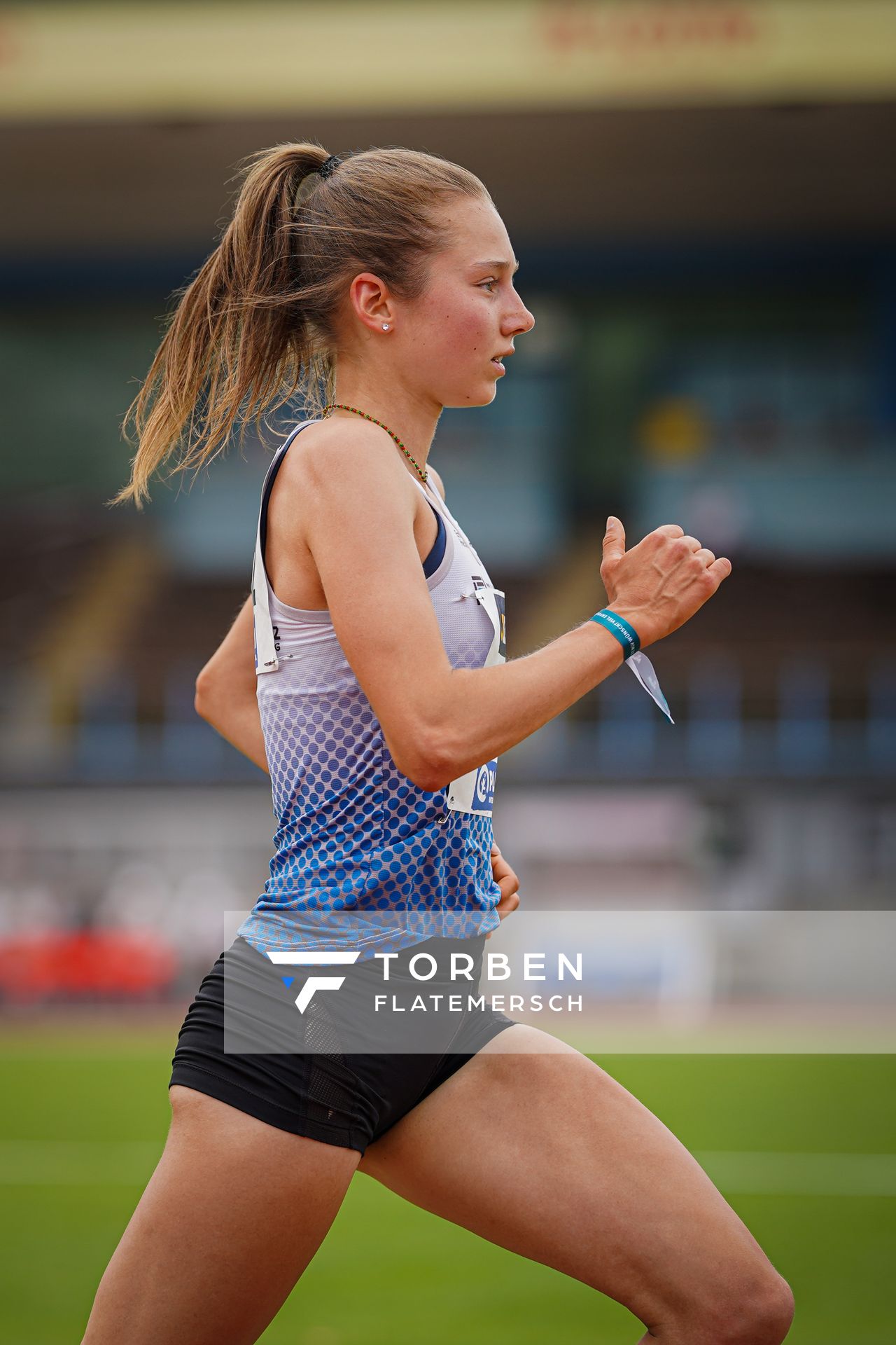 Emma Heckel (LG TELIS FINANZ Regensburg) vor Blanka Doerfel (SCC Berlin) am 27.06.2021 waehrend den deutschen U23 Leichtathletik-Meisterschaften 2021 im Stadion Oberwerth in Koblenz