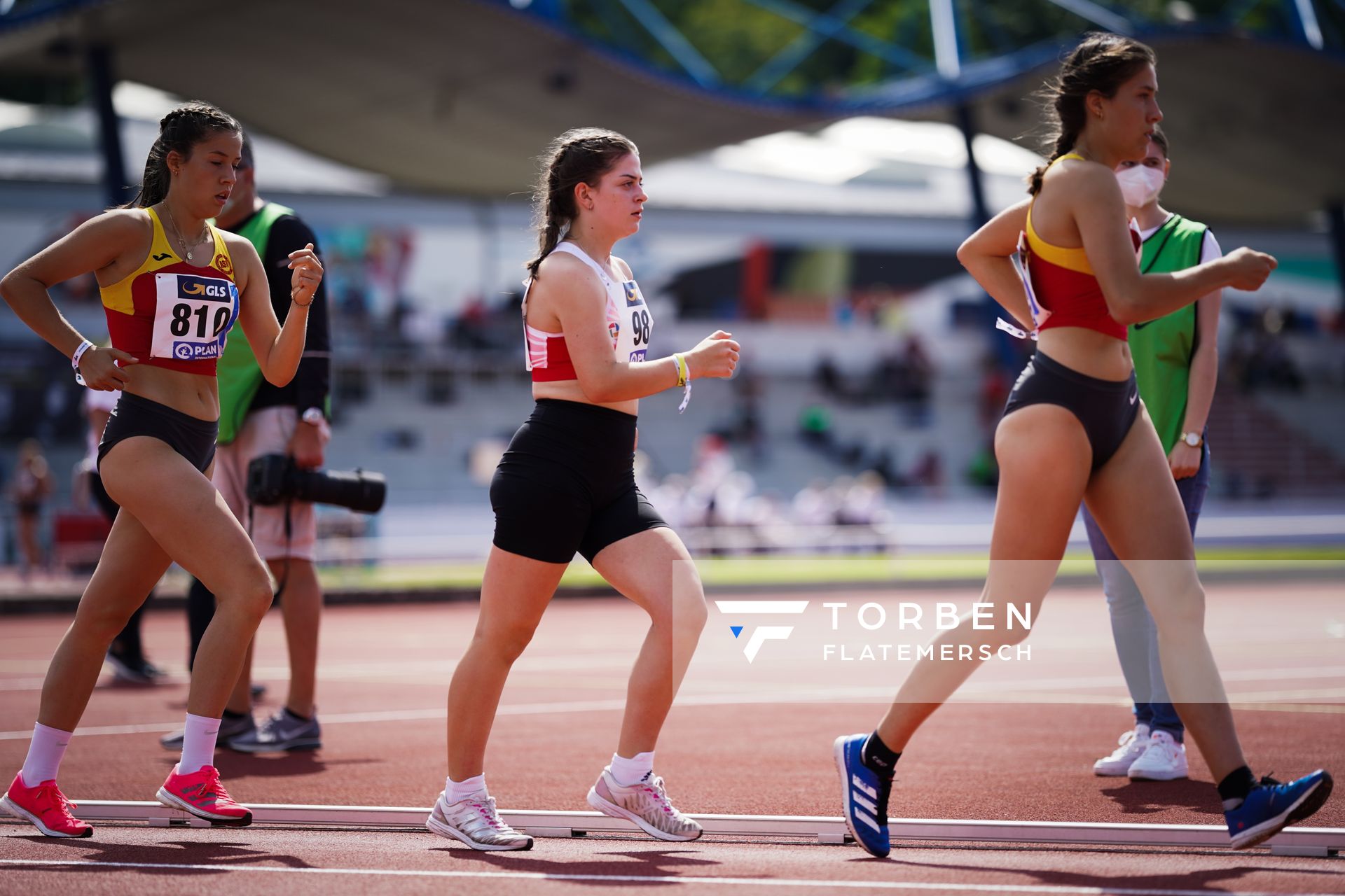 Geherinnen Lena Riedel (ASV Erfurt), Lena Sonntag (SC Potsdam) und Sina Riedel (ASV Erfurt) am 30.07.2021 waehrend den deutschen Leichtathletik-Jugendmeisterschaften 2021 in Rostock