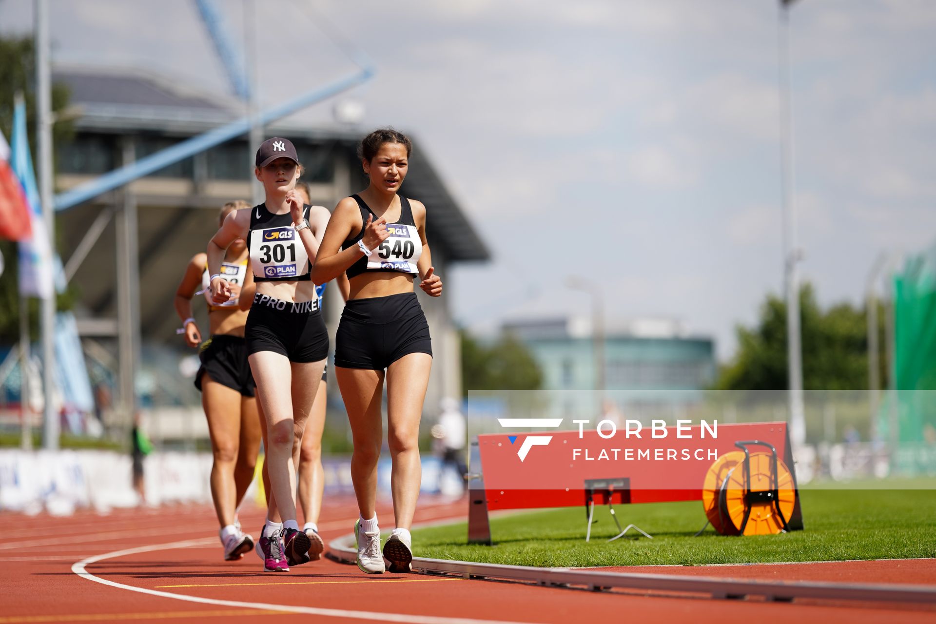 Ila Elbert (ART Duesseldorf) vor Tabea Kiefer (Eintracht Frankfurt e.V.) am 30.07.2021 waehrend den deutschen Leichtathletik-Jugendmeisterschaften 2021 in Rostock