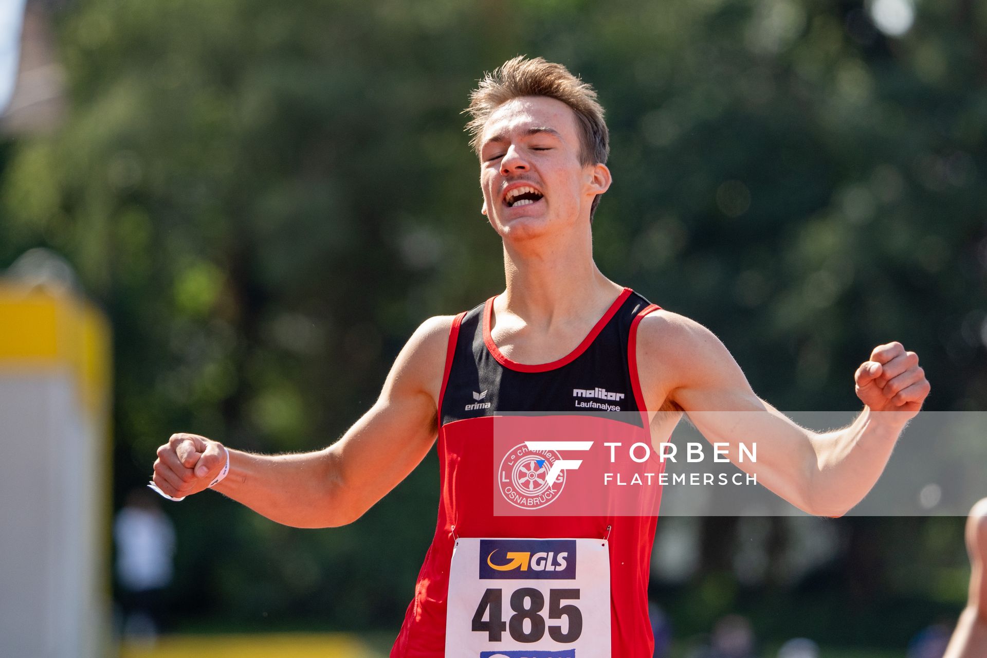 Florian Kroll (LG Osnabrueck) freut sich ueber den Finaleinzug im 400m Vorlauf am 30.07.2021 waehrend den deutschen Leichtathletik-Jugendmeisterschaften 2021 in Rostock