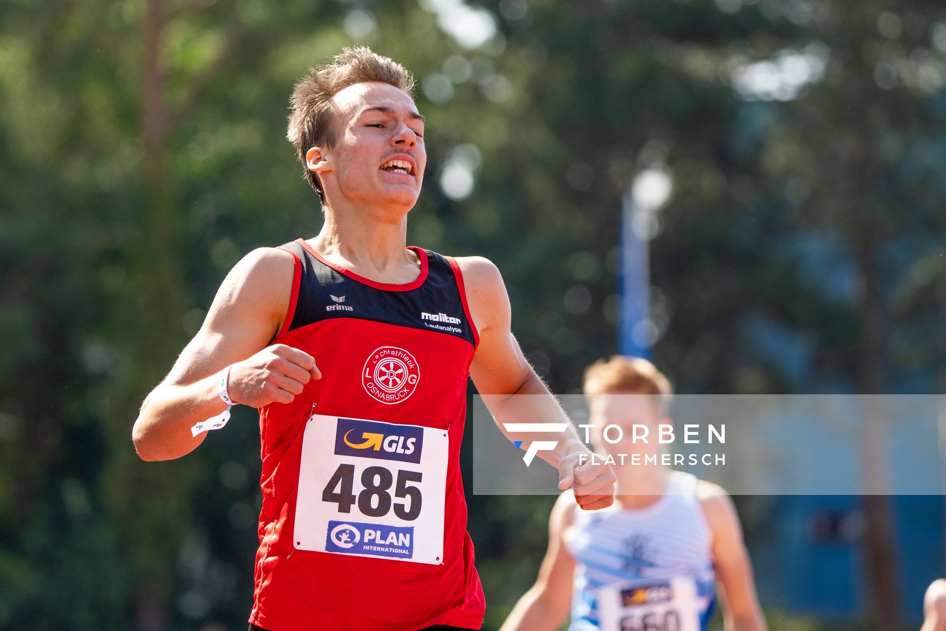 Florian Kroll (LG Osnabrueck) freut sich ueber den Finaleinzug im 400m Vorlauf am 30.07.2021 waehrend den deutschen Leichtathletik-Jugendmeisterschaften 2021 in Rostock