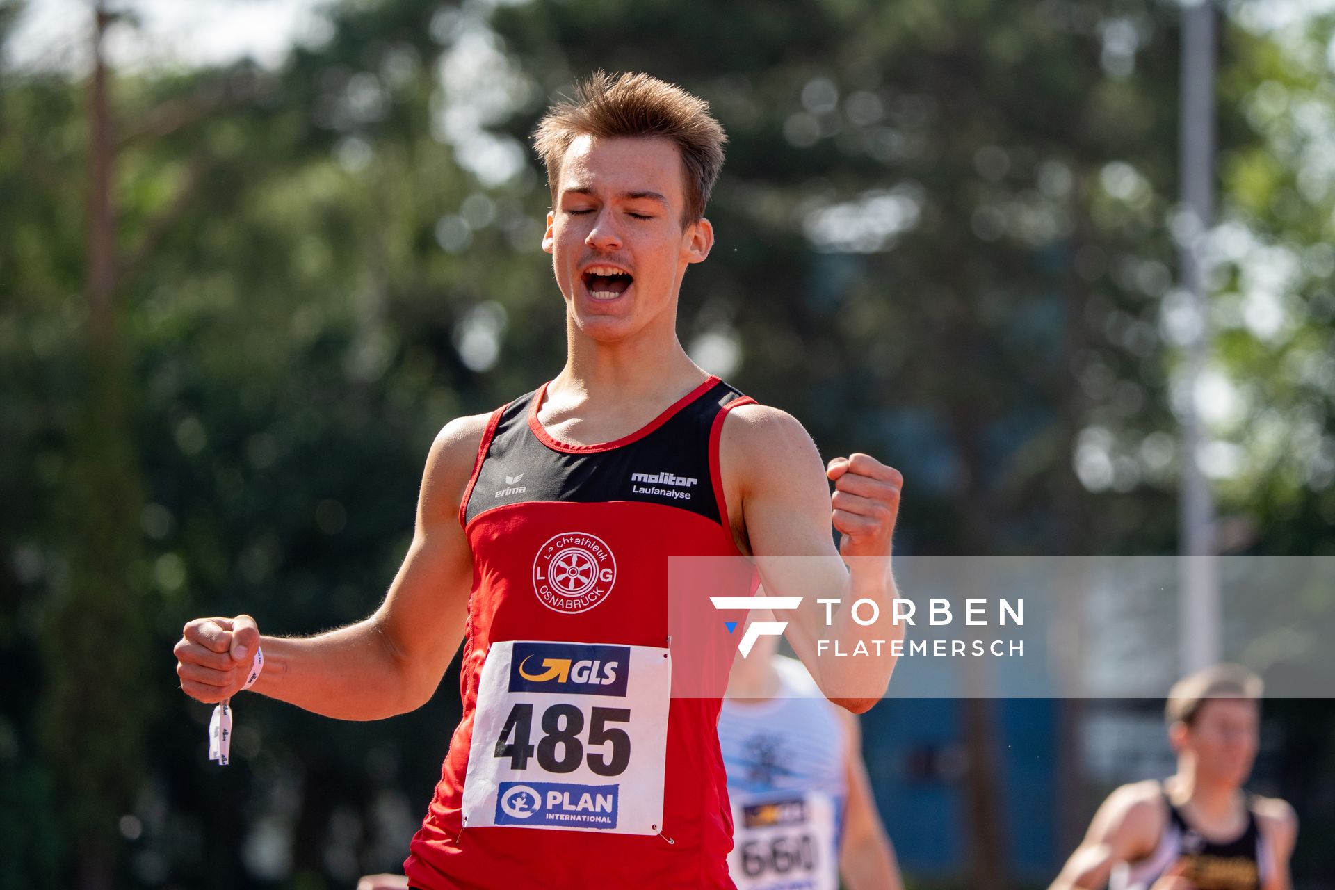 Florian Kroll (LG Osnabrueck) freut sich ueber den Finaleinzug im 400m Vorlauf am 30.07.2021 waehrend den deutschen Leichtathletik-Jugendmeisterschaften 2021 in Rostock