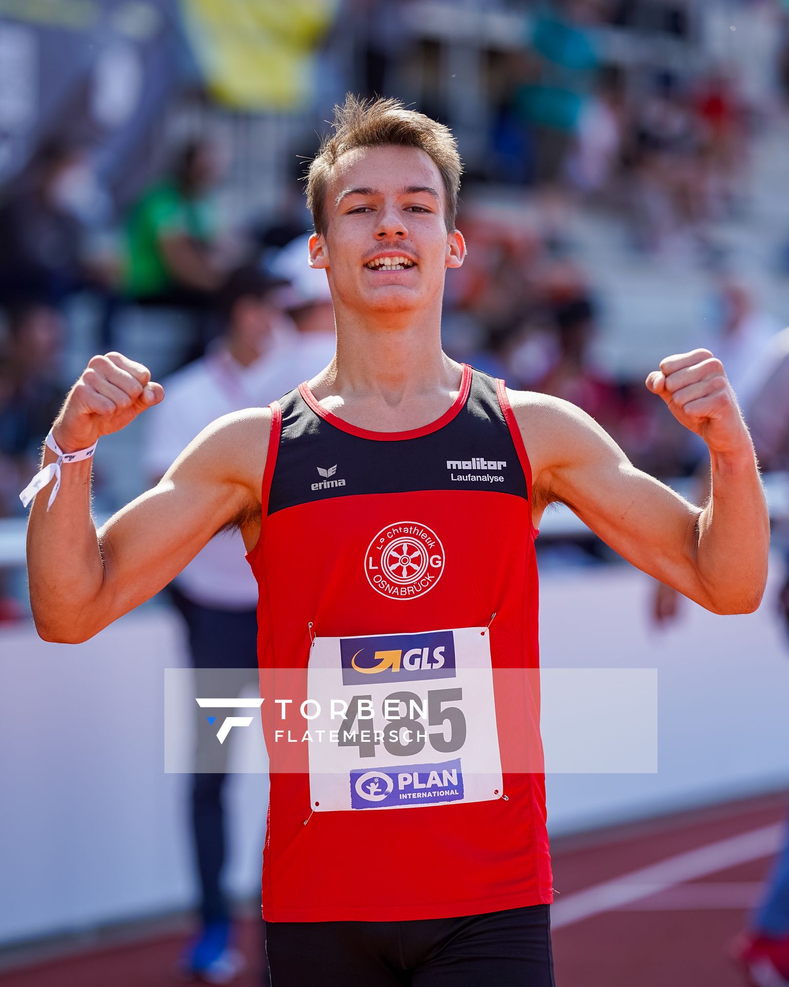 Florian Kroll (LG Osnabrueck) freut sich ueber den Finaleinzug im 400m Vorlauf am 30.07.2021 waehrend den deutschen Leichtathletik-Jugendmeisterschaften 2021 in Rostock