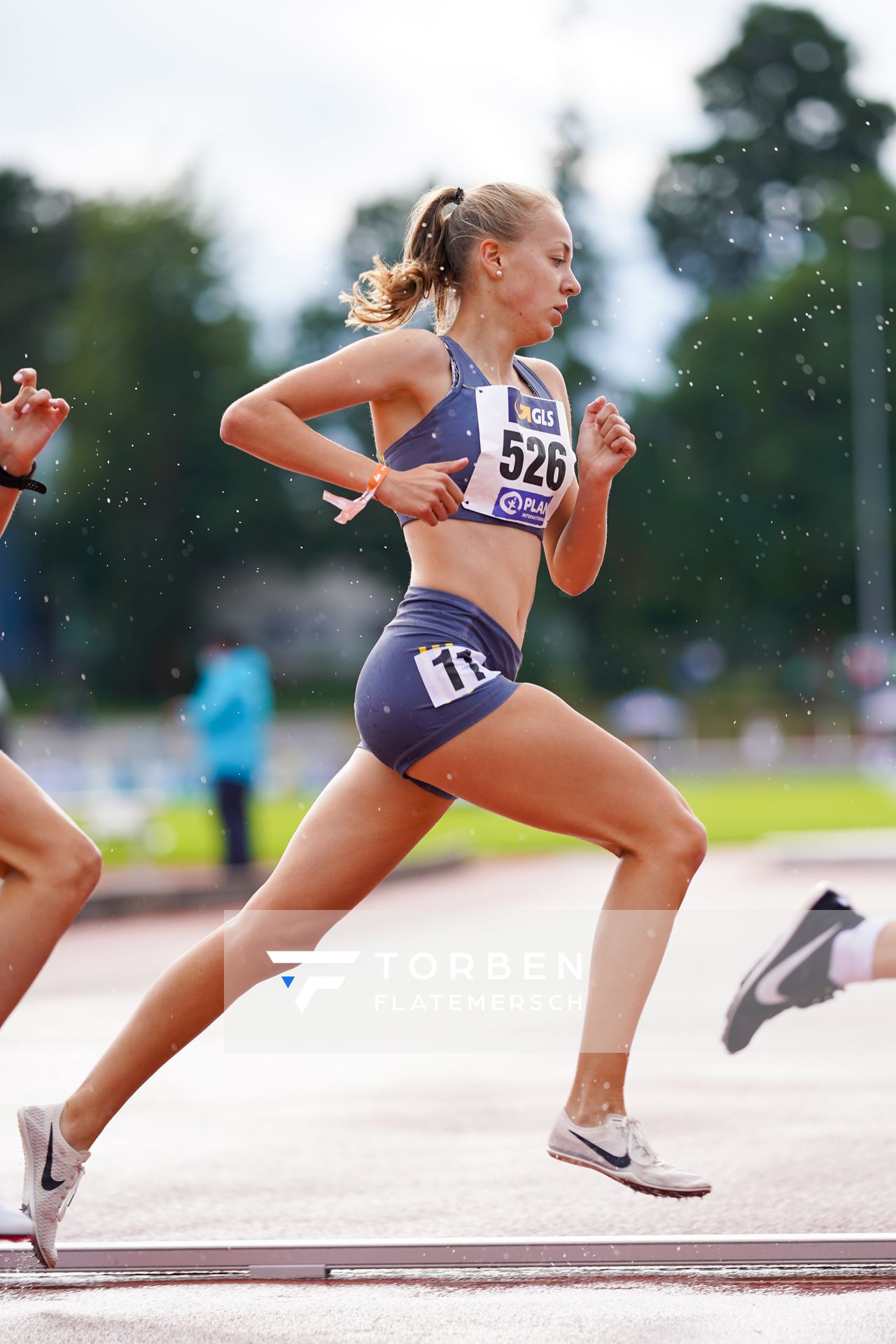 Carolin Hinrichs (VfL Loeningen) im 1500m Finale am 31.07.2021 waehrend den deutschen Leichtathletik-Jugendmeisterschaften 2021 in Rostock (Tag 2)