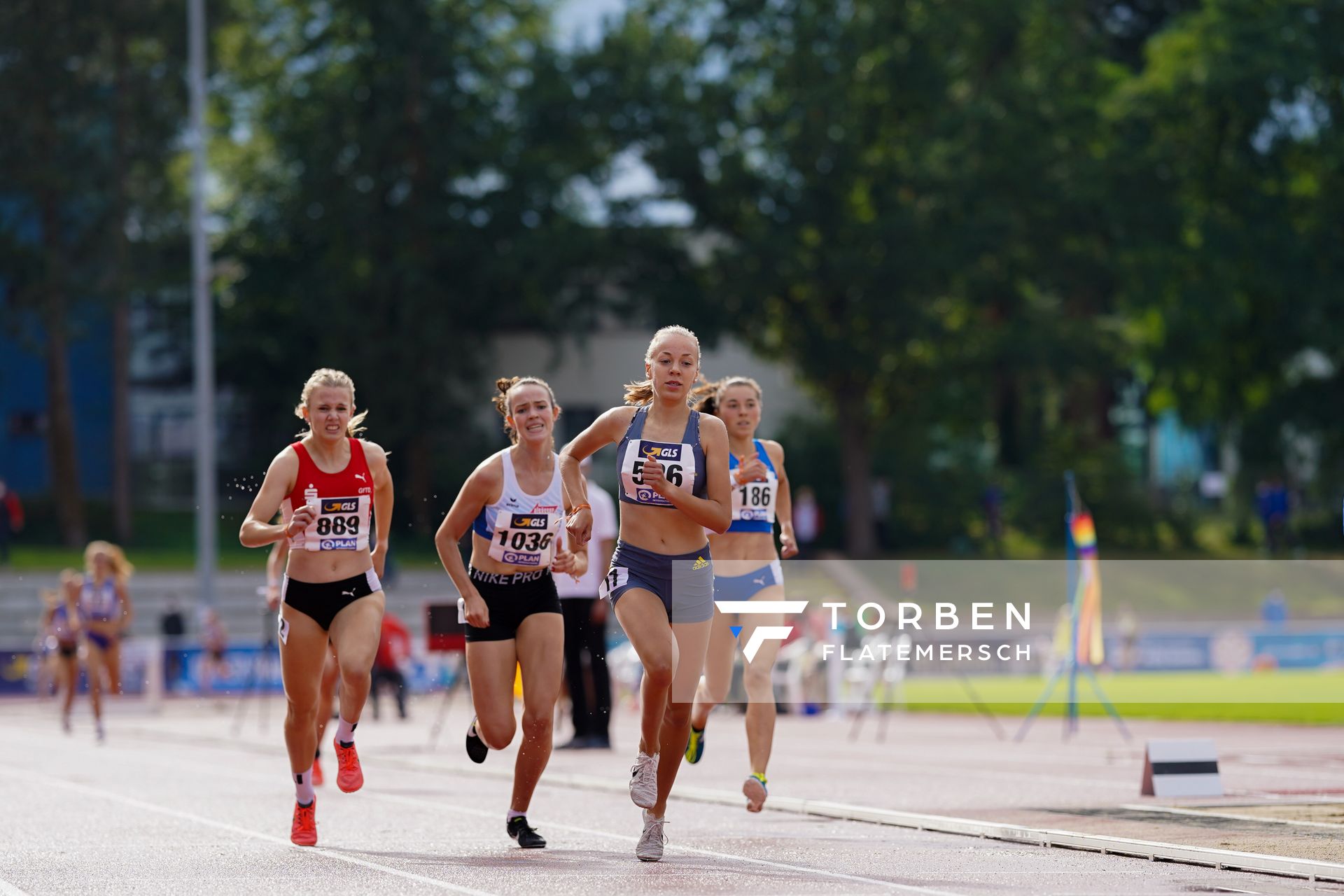 Carolin Hinrichs (VfL Loeningen) gewinnt die 1500m in der U18 am 31.07.2021 waehrend den deutschen Leichtathletik-Jugendmeisterschaften 2021 in Rostock (Tag 2)