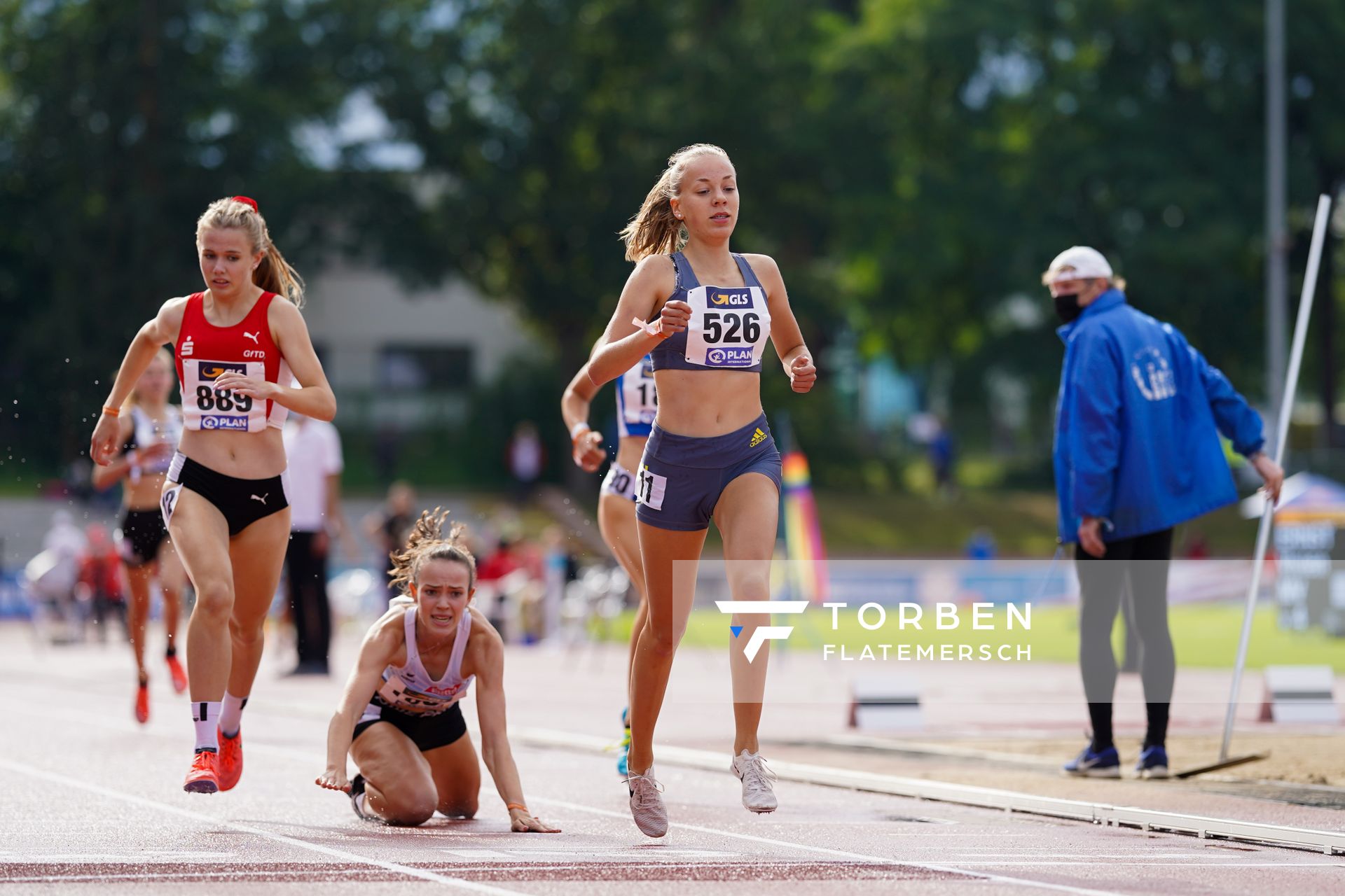 Carolin Hinrichs (VfL Loeningen) gewinnt die 1500m in der U18 am 31.07.2021 waehrend den deutschen Leichtathletik-Jugendmeisterschaften 2021 in Rostock (Tag 2)