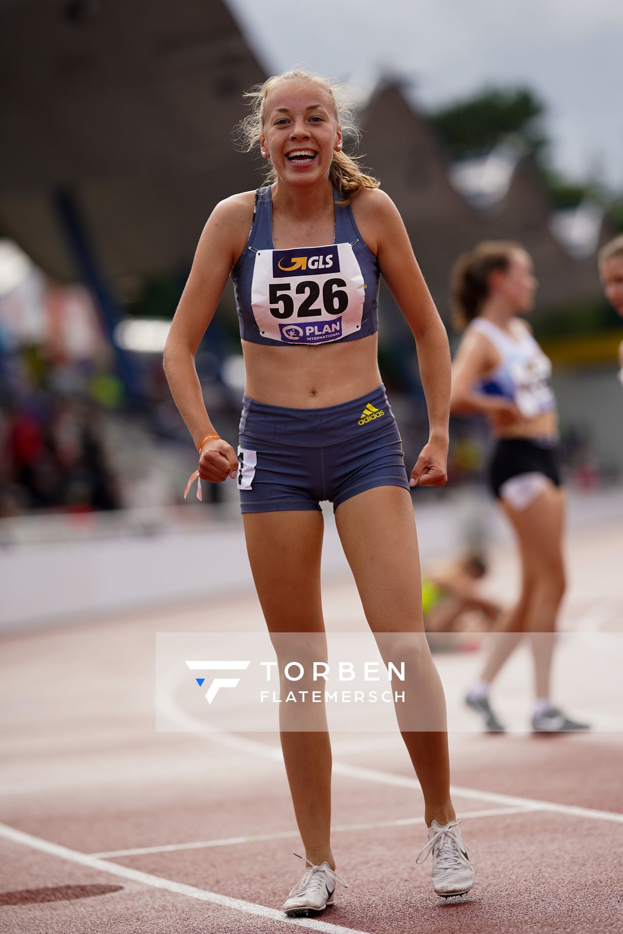 Carolin Hinrichs (VfL Loeningen) gewinnt die 1500m in der U18 am 31.07.2021 waehrend den deutschen Leichtathletik-Jugendmeisterschaften 2021 in Rostock (Tag 2)