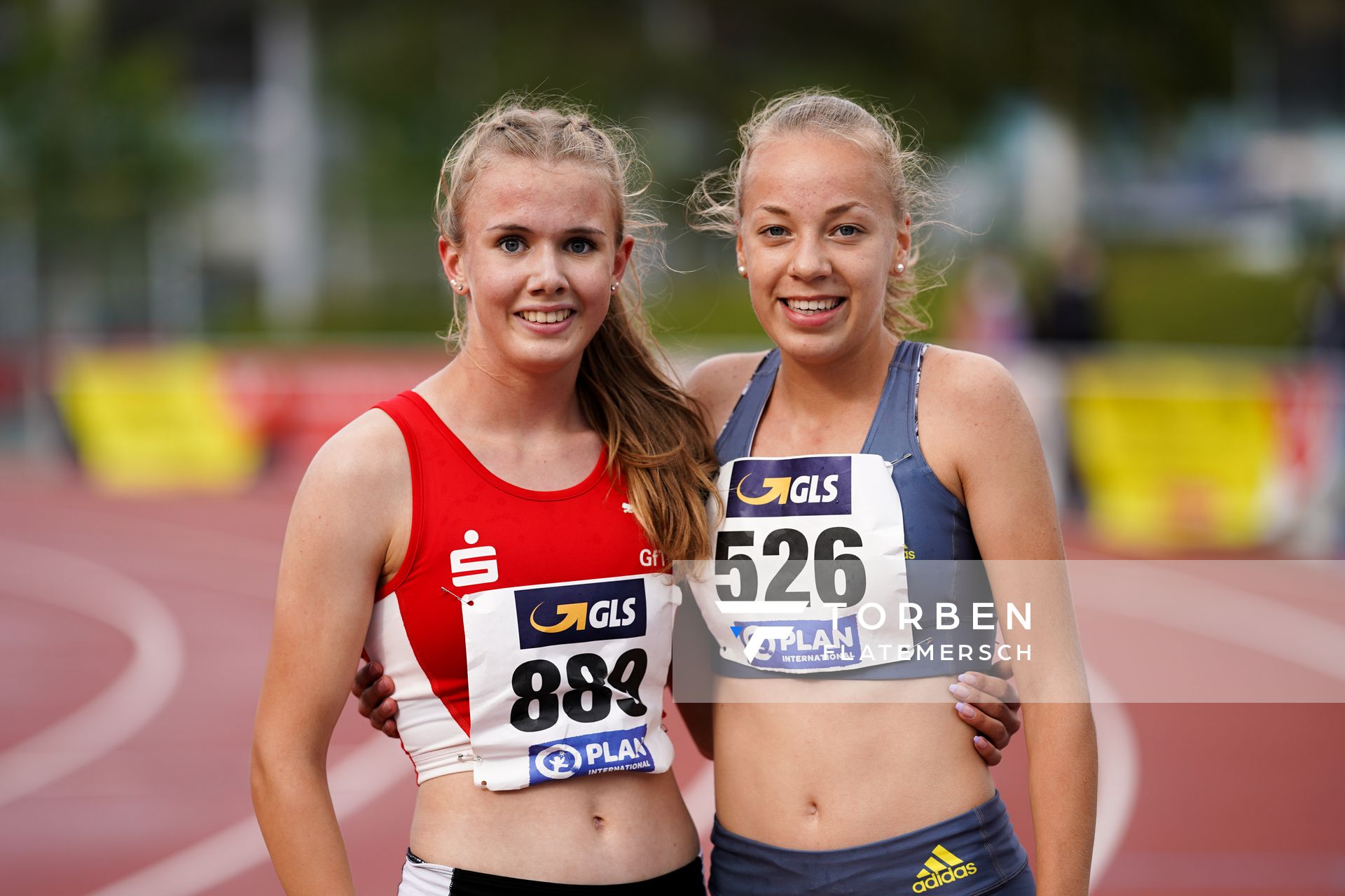 Deutsche Jugend-Vizemeisterin Ida Lefering (LG Olympia Dortmund) und Deutsche Jugend-Meisterin Carolin Hinrichs (VfL Loeningen) nach dem 1500m am 31.07.2021 waehrend den deutschen Leichtathletik-Jugendmeisterschaften 2021 in Rostock (Tag 2)