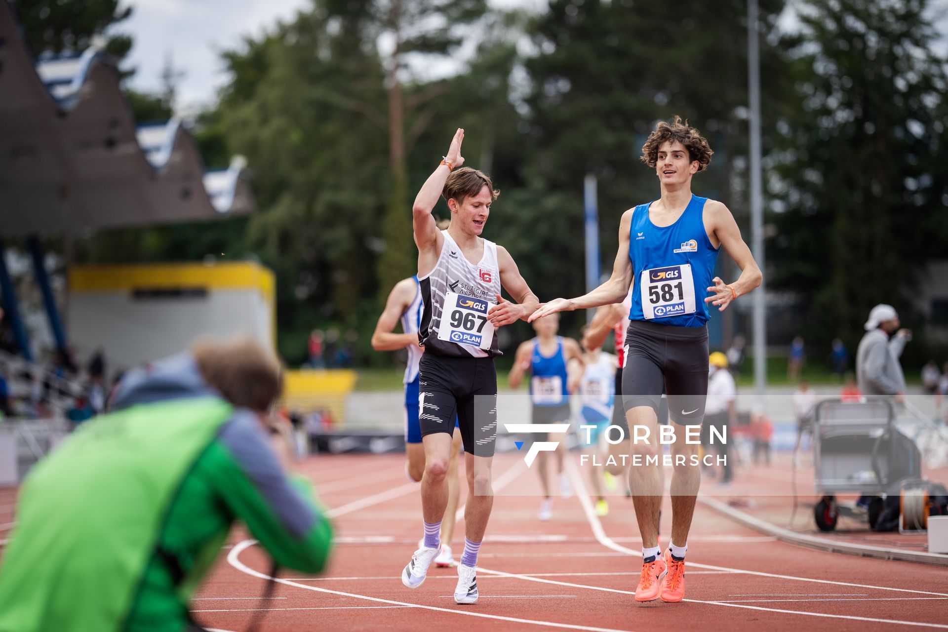 Louis Rath (LG Filder) und Felix Wittmann (Leichtathl.-SG Eschweiler) freuen sich ueber den Finaleinzug am 31.07.2021 waehrend den deutschen Leichtathletik-Jugendmeisterschaften 2021 in Rostock (Tag 2)