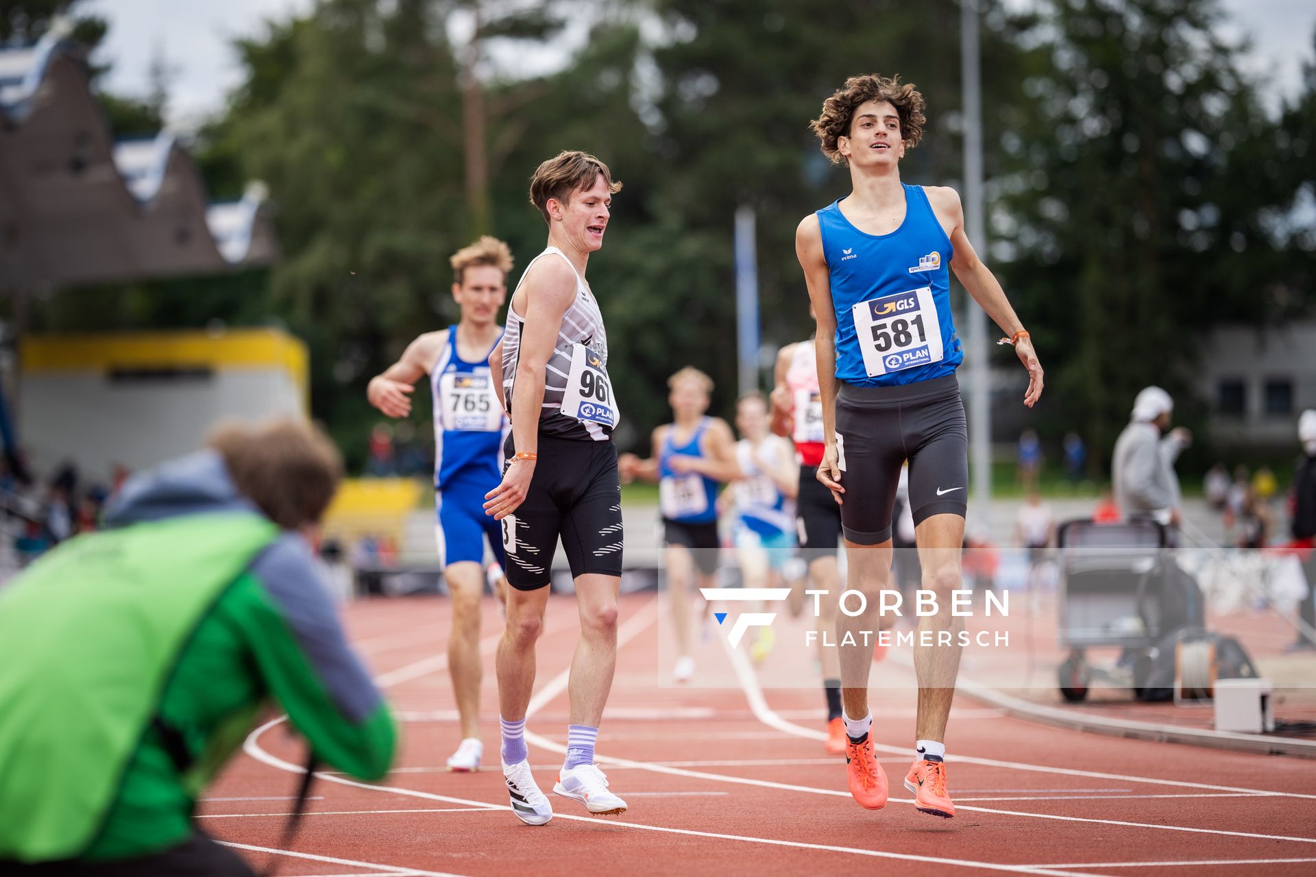 Louis Rath (LG Filder) und Felix Wittmann (Leichtathl.-SG Eschweiler) freuen sich ueber den Finaleinzug am 31.07.2021 waehrend den deutschen Leichtathletik-Jugendmeisterschaften 2021 in Rostock (Tag 2)