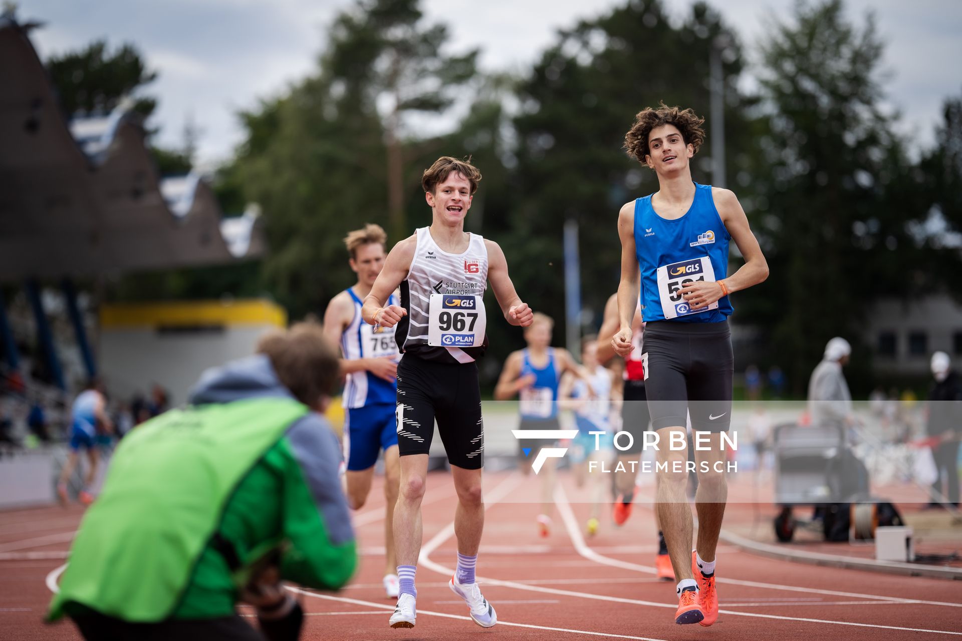 Louis Rath (LG Filder) und Felix Wittmann (Leichtathl.-SG Eschweiler) freuen sich ueber den Finaleinzug am 31.07.2021 waehrend den deutschen Leichtathletik-Jugendmeisterschaften 2021 in Rostock (Tag 2)