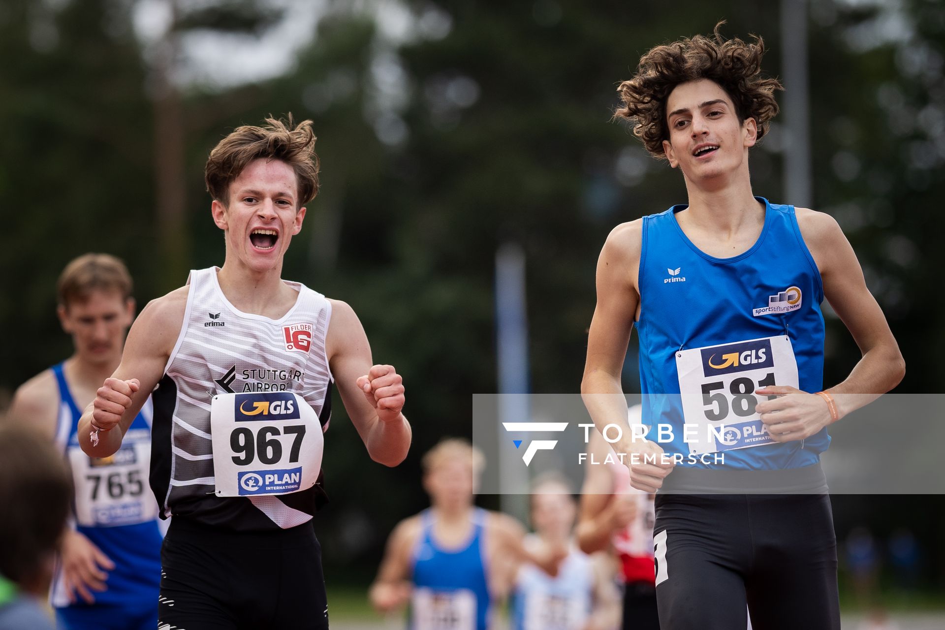 Louis Rath (LG Filder) und Felix Wittmann (Leichtathl.-SG Eschweiler) freuen sich ueber den Finaleinzug am 31.07.2021 waehrend den deutschen Leichtathletik-Jugendmeisterschaften 2021 in Rostock (Tag 2)