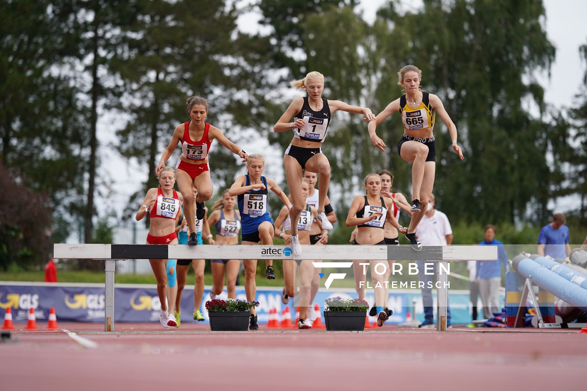 Laura Eisenreich (LAC Passau), Jolanda Kallabis (FT 1844 Freiburg), Adia Budde (TSV Altenholz) am 01.08.2021 waehrend den deutschen Leichtathletik-Jugendmeisterschaften 2021 in Rostock (Tag 3)