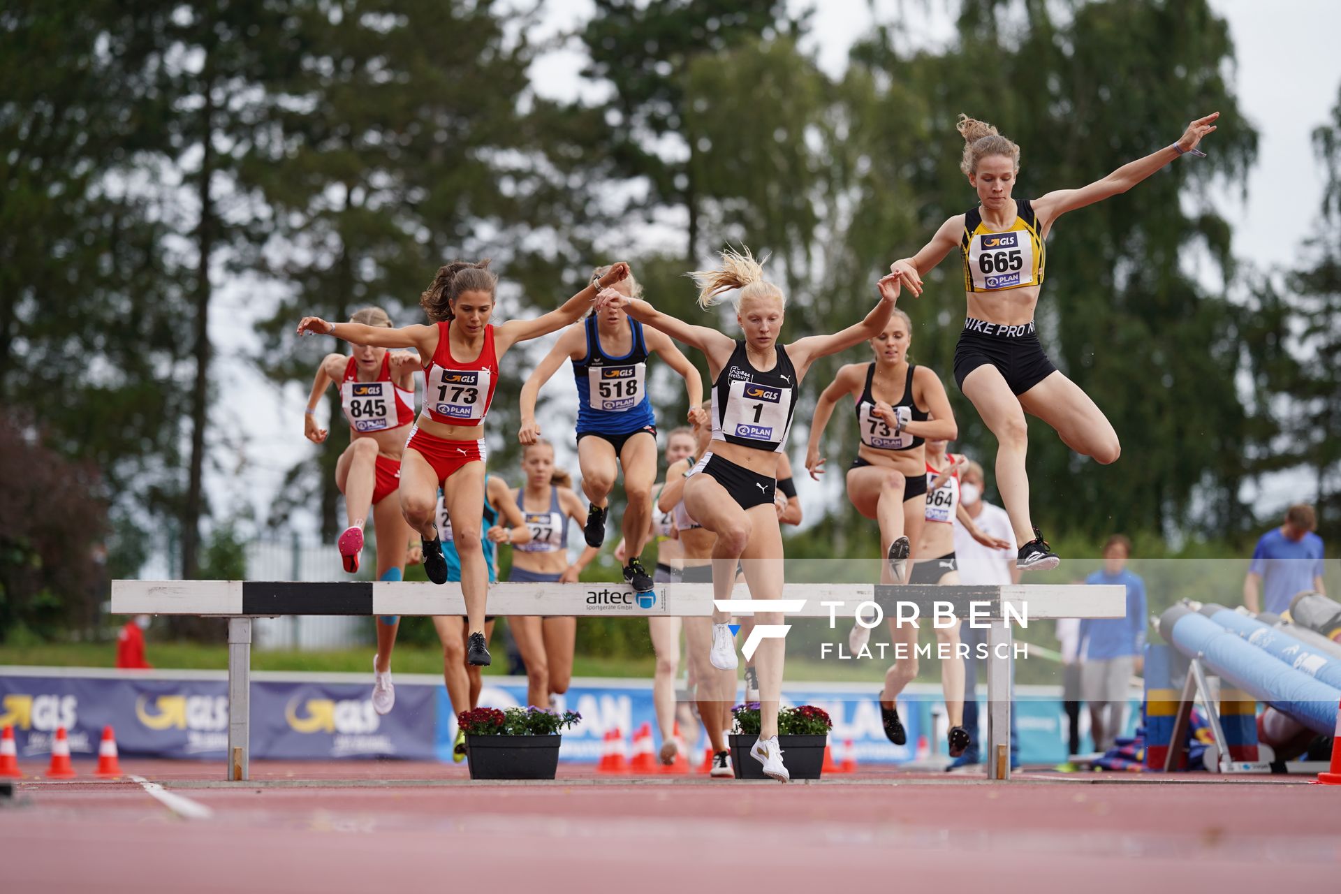 Laura Eisenreich (LAC Passau), Jolanda Kallabis (FT 1844 Freiburg), Adia Budde (TSV Altenholz) am 01.08.2021 waehrend den deutschen Leichtathletik-Jugendmeisterschaften 2021 in Rostock (Tag 3)