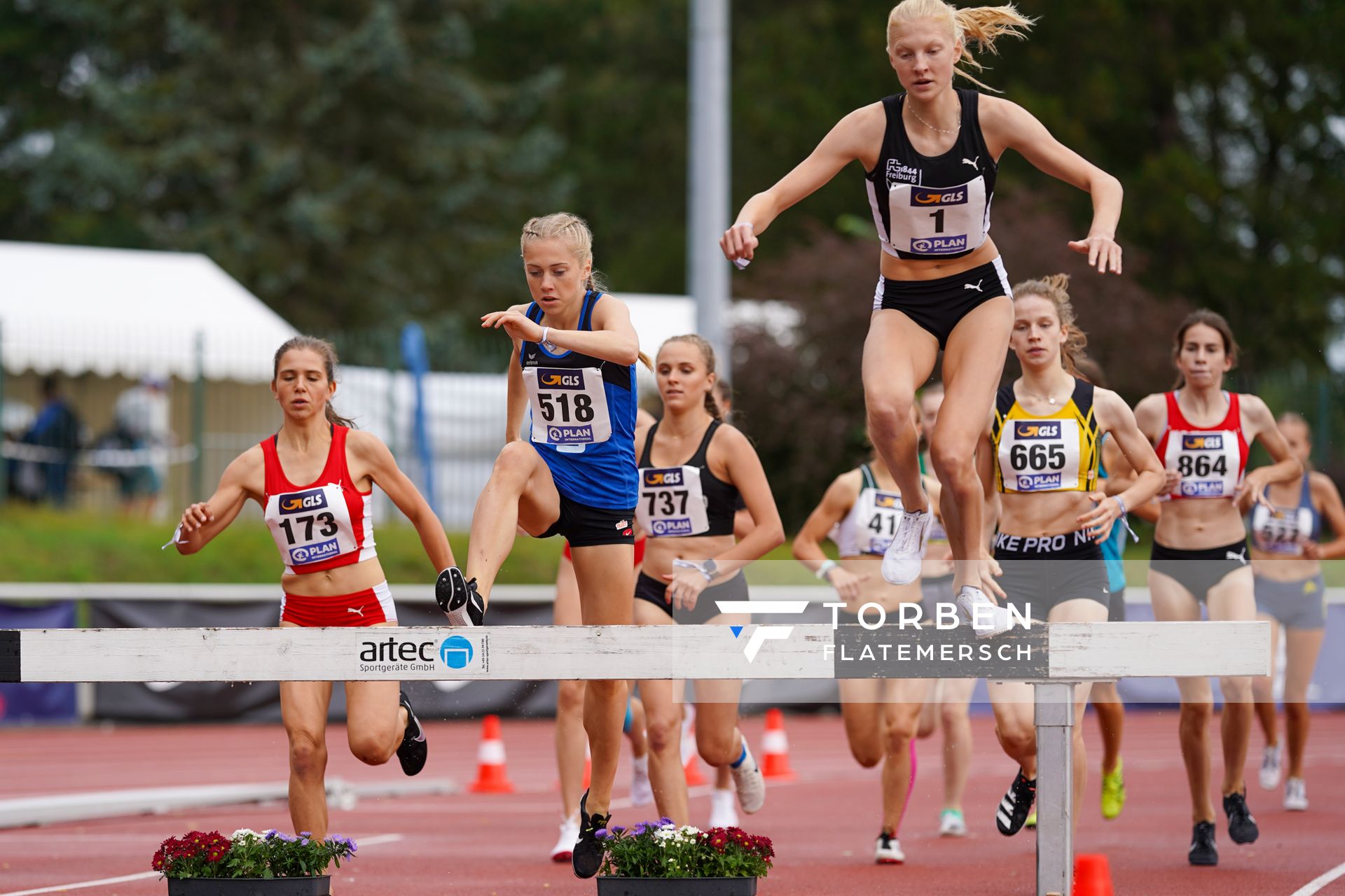 Laura Eisenreich (LAC Passau), Ronja Funck (TV Jahn Walsrode), Jolanda Kallabis (FT 1844 Freiburg) am 01.08.2021 waehrend den deutschen Leichtathletik-Jugendmeisterschaften 2021 in Rostock (Tag 3)