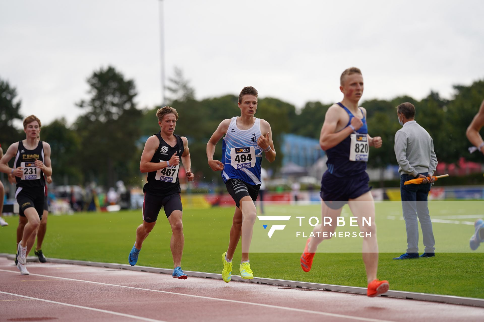 Jonas Kulgemeyer (OTB Osnabrueck) vor Bjarne Bernstein (Hannover 96) am 01.08.2021 waehrend den deutschen Leichtathletik-Jugendmeisterschaften 2021 in Rostock (Tag 3)