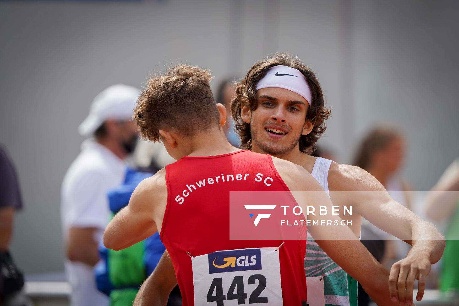 Niclas Jan Kaluza (Eintracht Hildesheim) und Owe Fischer-Breiholz (Schweriner SC) am 01.08.2021 waehrend den deutschen Leichtathletik-Jugendmeisterschaften 2021 in Rostock (Tag 3)