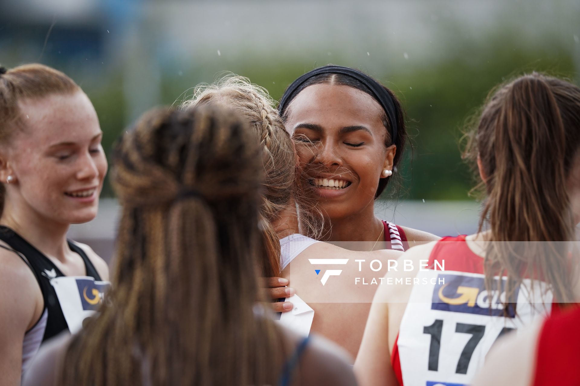 Laura Raquel Mueller (Unterlaender LG) nimmt Glueckwuensche entgegen am 01.08.2021 waehrend den deutschen Leichtathletik-Jugendmeisterschaften 2021 in Rostock (Tag 3)