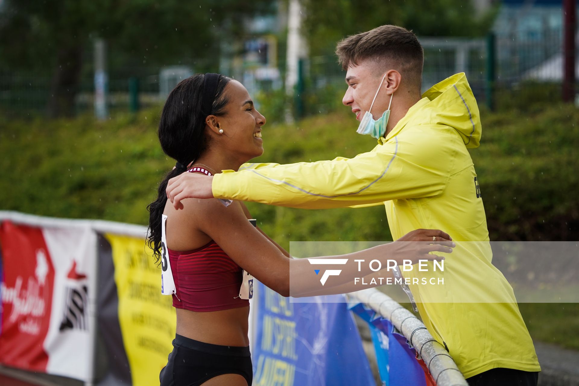 Laura Raquel Mueller (Unterlaender LG) nimmt Glueckwuensche von Oliver Koletzko (Wiesbadener LV) entgegen am 01.08.2021 waehrend den deutschen Leichtathletik-Jugendmeisterschaften 2021 in Rostock (Tag 3)