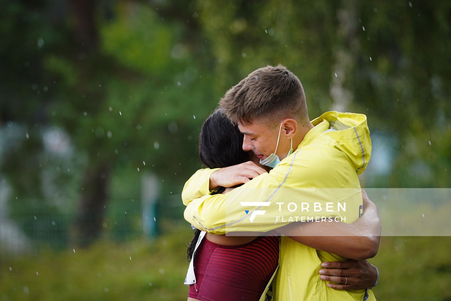 Laura Raquel Mueller (Unterlaender LG) nimmt Glueckwuensche von Oliver Koletzko (Wiesbadener LV) entgegen am 01.08.2021 waehrend den deutschen Leichtathletik-Jugendmeisterschaften 2021 in Rostock (Tag 3)