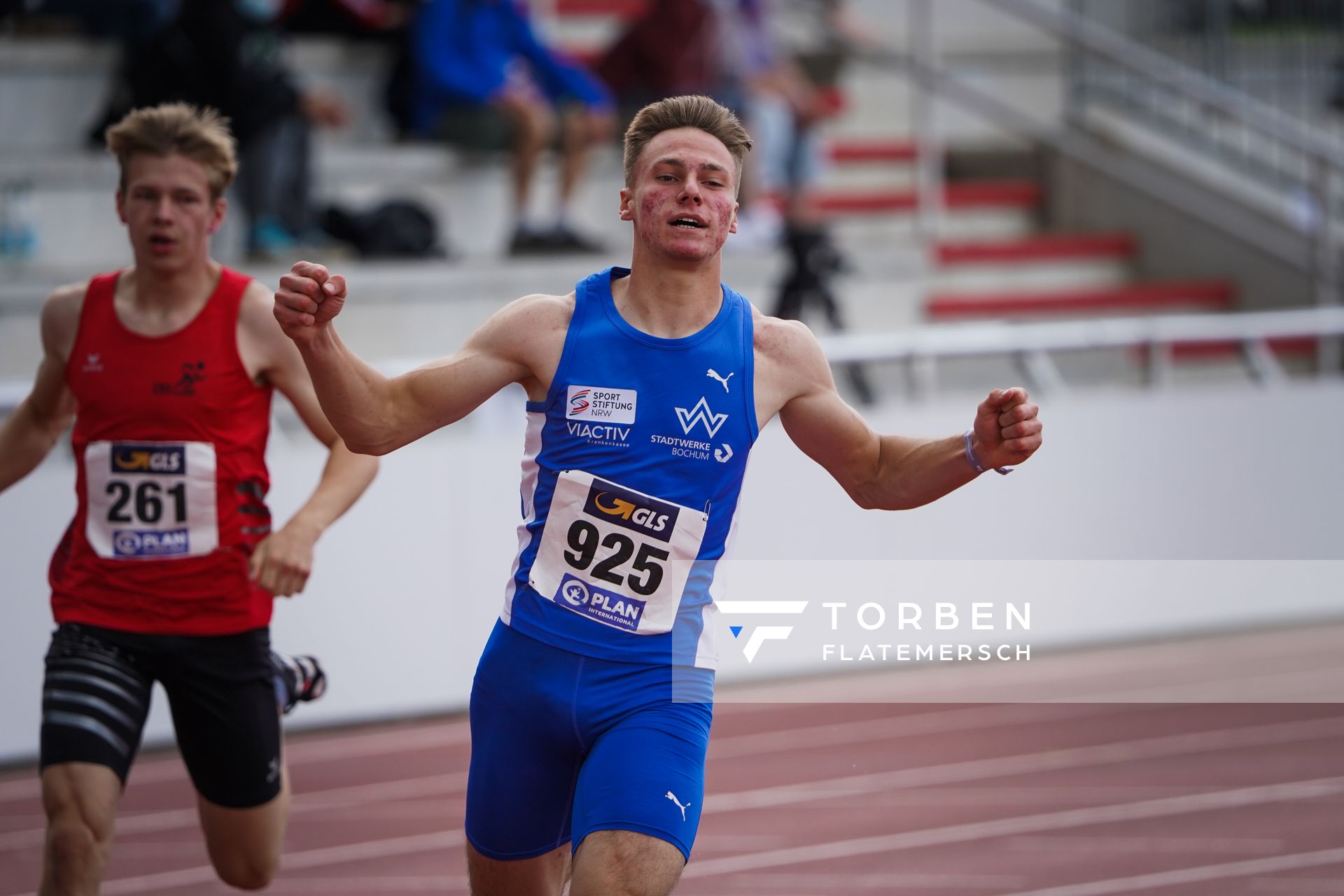 Lennart Hartenberg (TV Wattenscheid 01) freut sich ueber den deutschen Jugendmeistertitel am 01.08.2021 waehrend den deutschen Leichtathletik-Jugendmeisterschaften 2021 in Rostock (Tag 3)