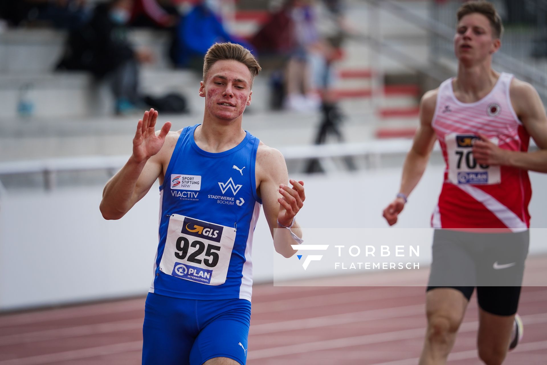 Lennart Hartenberg (TV Wattenscheid 01) freut sich ueber den deutschen Jugendmeistertitel am 01.08.2021 waehrend den deutschen Leichtathletik-Jugendmeisterschaften 2021 in Rostock (Tag 3)