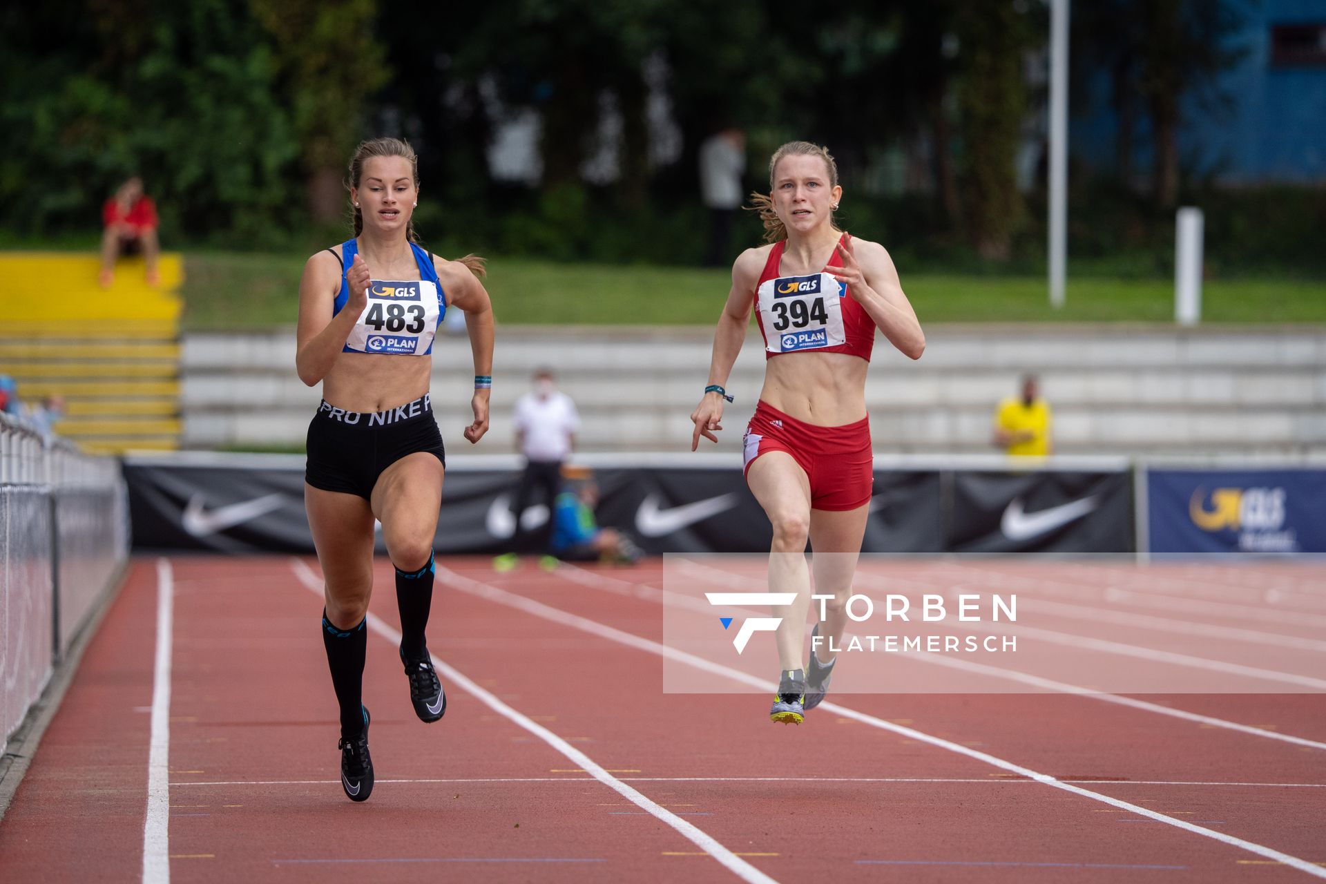 Lea Kimpel (LG Lueneburg) neben Jana Ernst (Hamburger SV) im 200m Vorlauf am 01.08.2021 waehrend den deutschen Leichtathletik-Jugendmeisterschaften 2021 in Rostock (Tag 3)