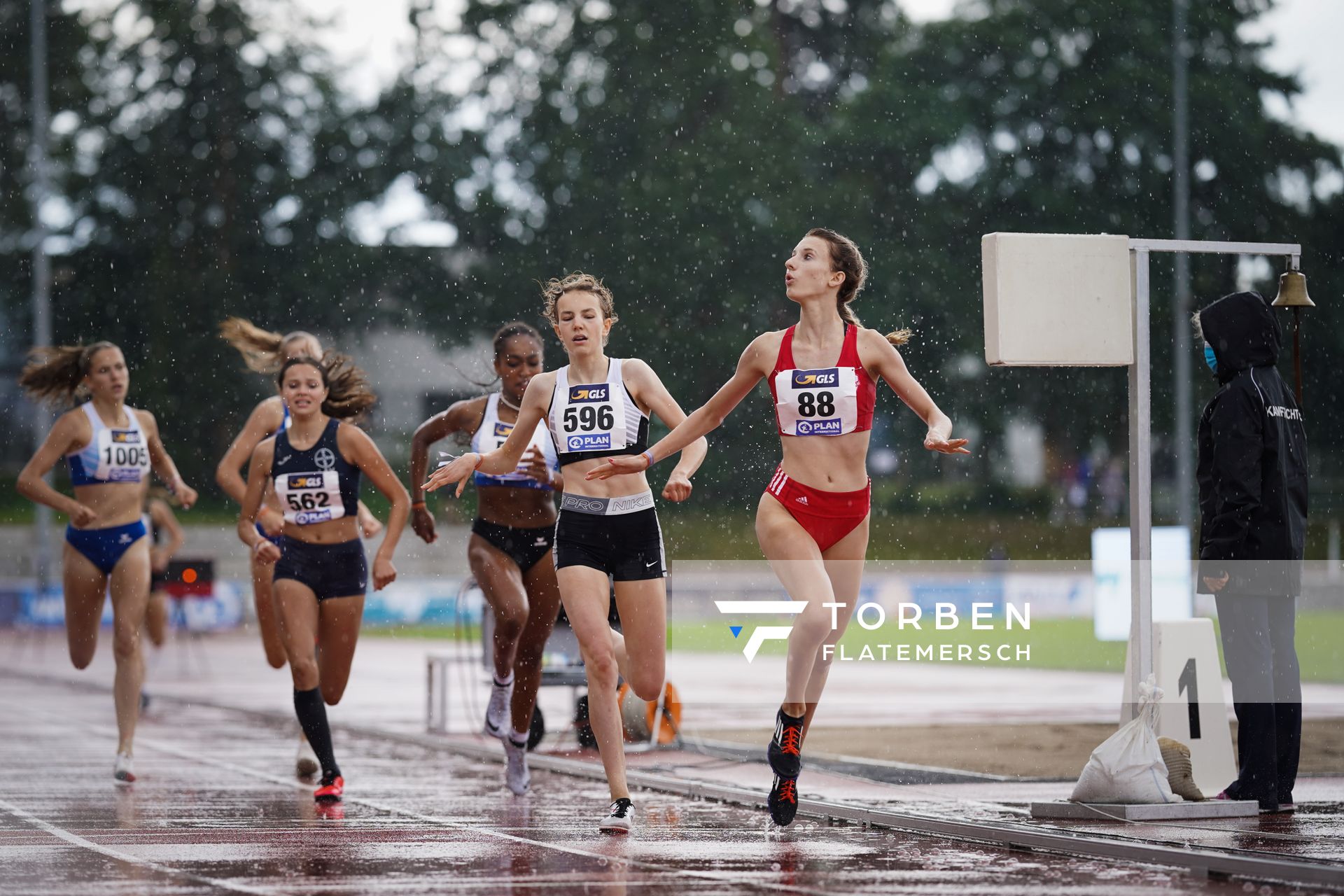 Jasmin Kuehnast (SC Potsdam) vor Finia Kretschmann (Troisdorfer LG)  am 01.08.2021 waehrend den deutschen Leichtathletik-Jugendmeisterschaften 2021 in Rostock (Tag 3)