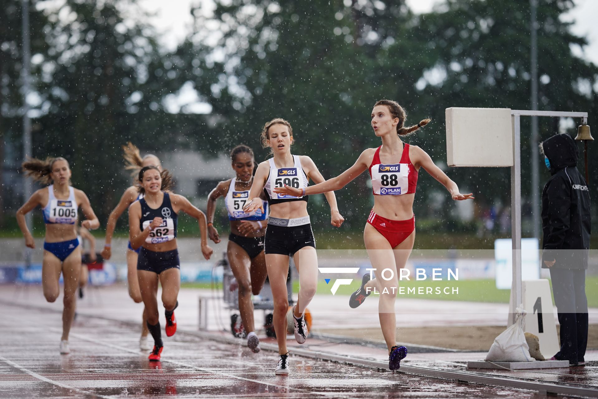 Jasmin Kuehnast (SC Potsdam) vor Finia Kretschmann (Troisdorfer LG)  am 01.08.2021 waehrend den deutschen Leichtathletik-Jugendmeisterschaften 2021 in Rostock (Tag 3)