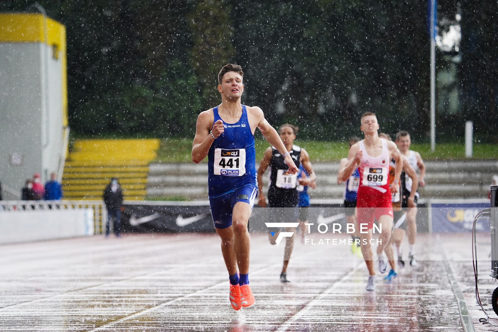 Elija Ziem (SC Neubrandenburg) im Regen am 01.08.2021 waehrend den deutschen Leichtathletik-Jugendmeisterschaften 2021 in Rostock (Tag 3)