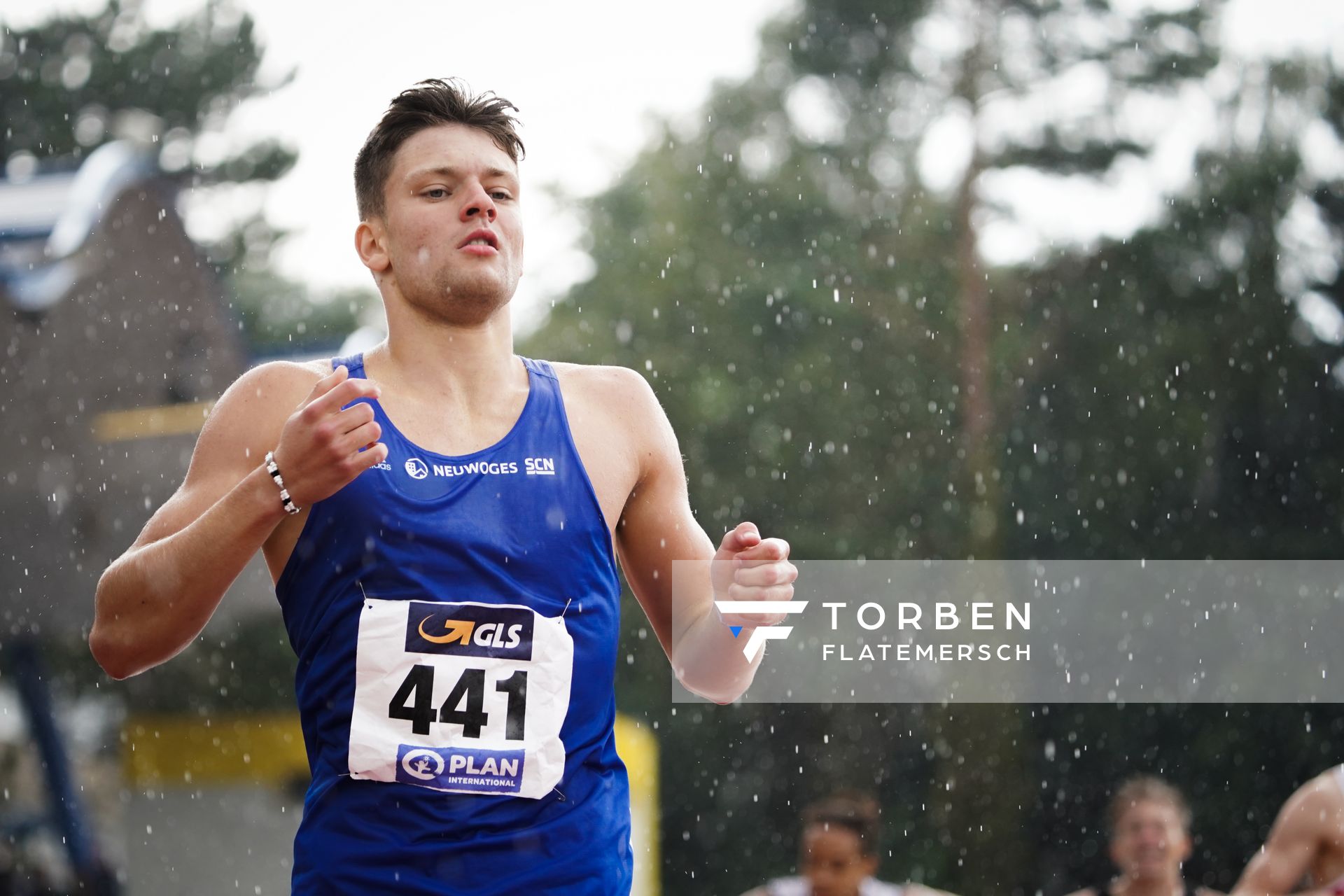 Elija Ziem (SC Neubrandenburg) im Regen am 01.08.2021 waehrend den deutschen Leichtathletik-Jugendmeisterschaften 2021 in Rostock (Tag 3)