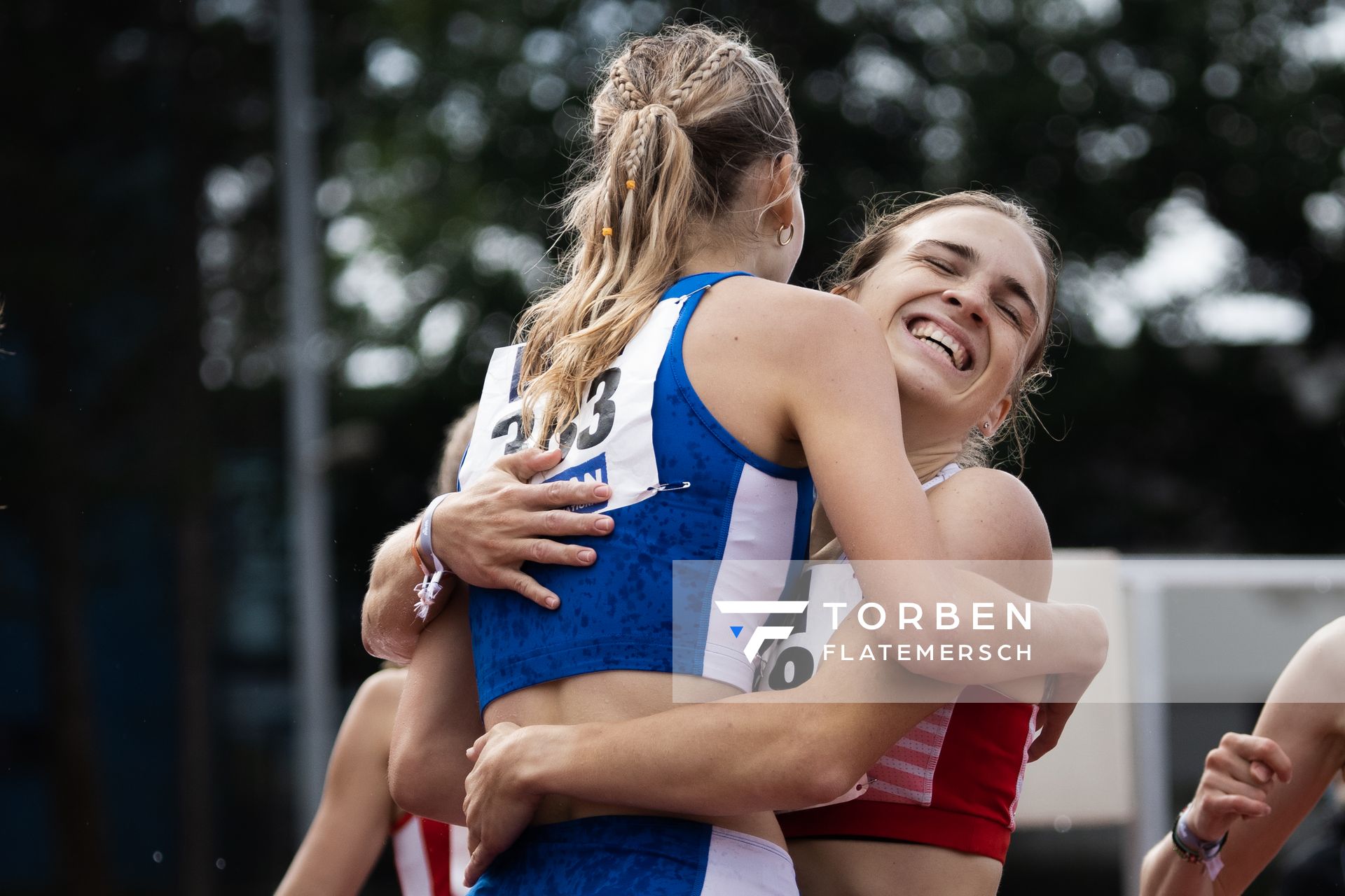 Lucia Sturm (TSV Moselfeuer Lehmen) und Sophia Volkmer (TV Wetzlar) am 01.08.2021 waehrend den deutschen Leichtathletik-Jugendmeisterschaften 2021 in Rostock (Tag 3)