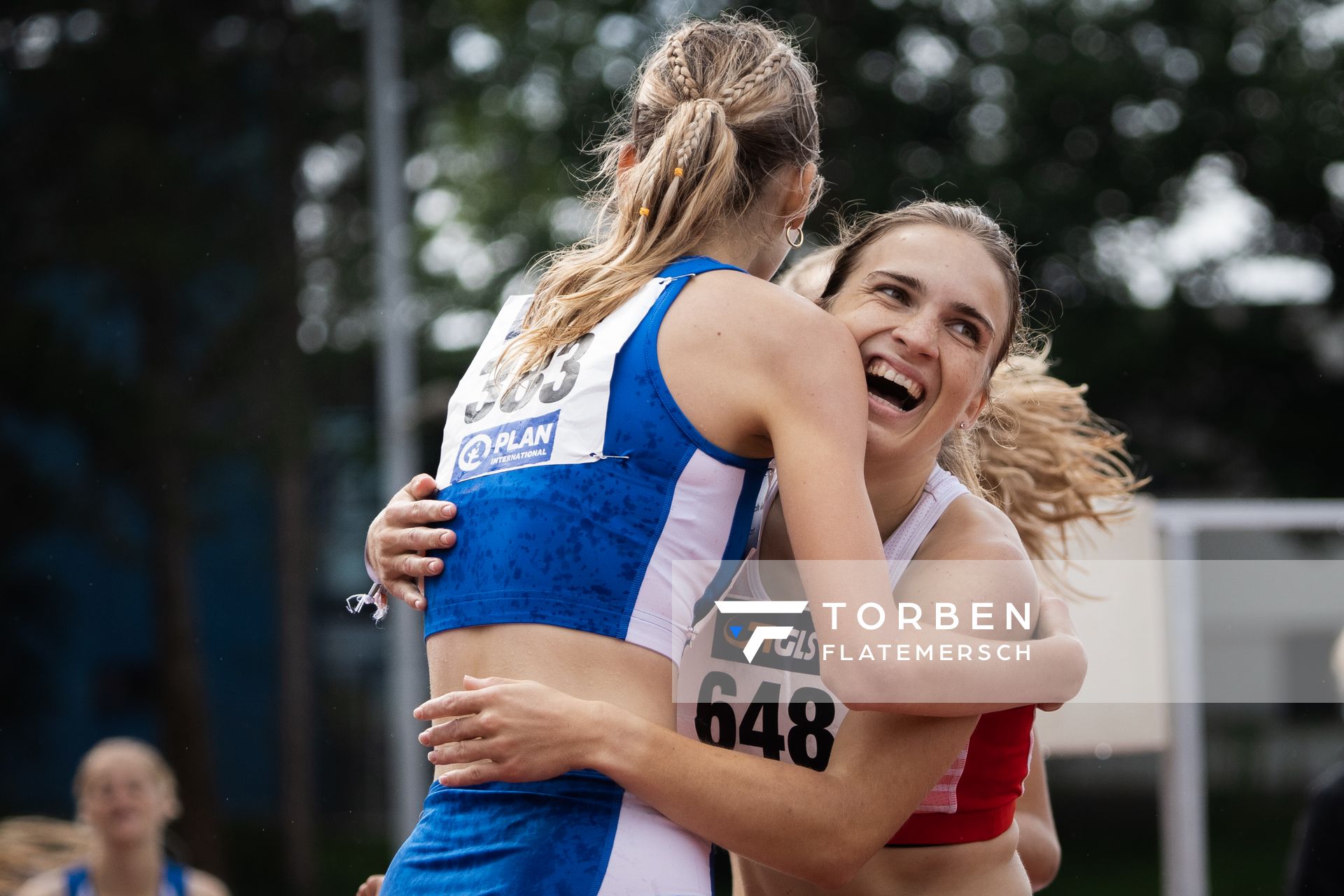 Lucia Sturm (TSV Moselfeuer Lehmen) und Sophia Volkmer (TV Wetzlar) am 01.08.2021 waehrend den deutschen Leichtathletik-Jugendmeisterschaften 2021 in Rostock (Tag 3)