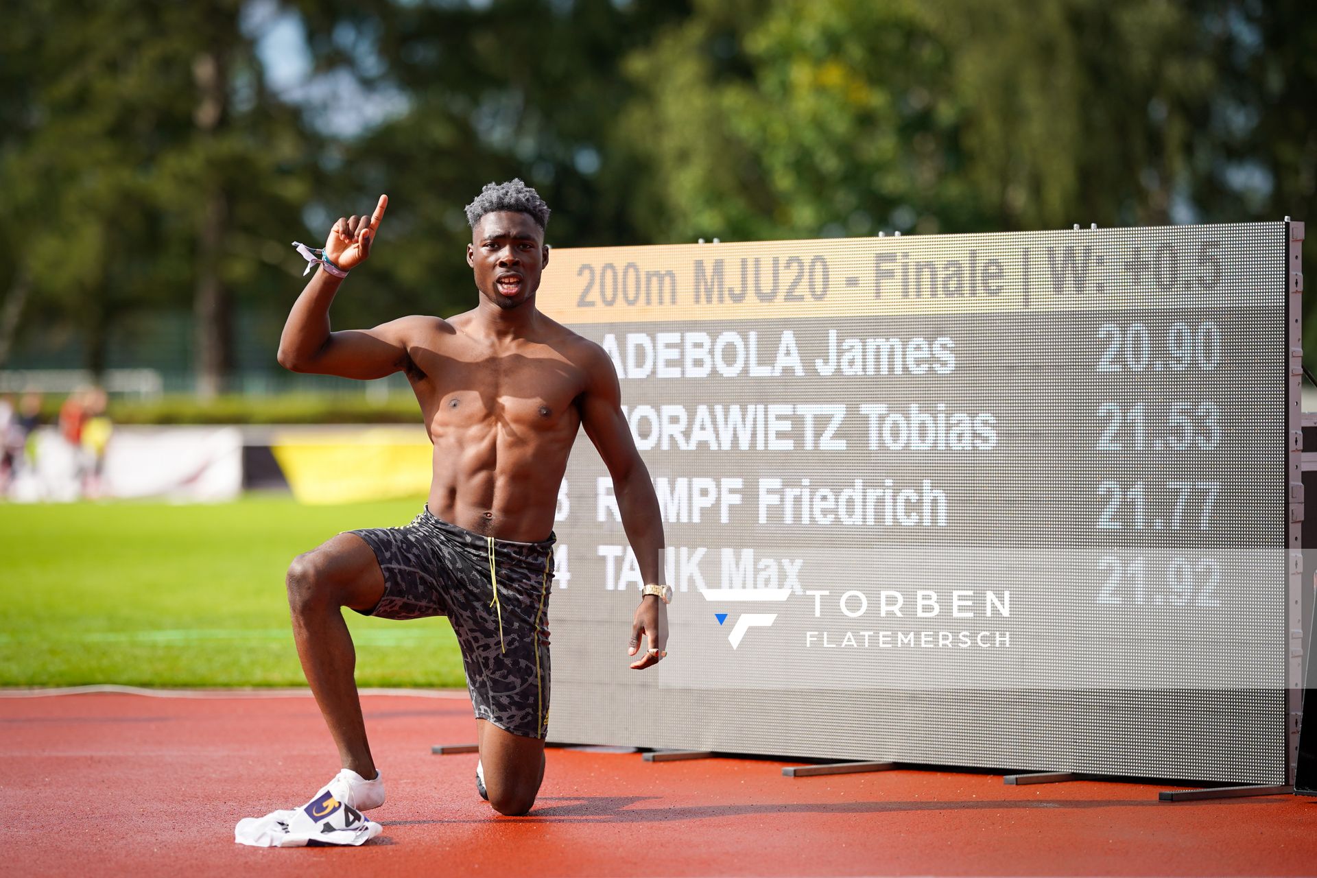 James Adebola (SCC Berlin) am 01.08.2021 waehrend den deutschen Leichtathletik-Jugendmeisterschaften 2021 in Rostock (Tag 3)