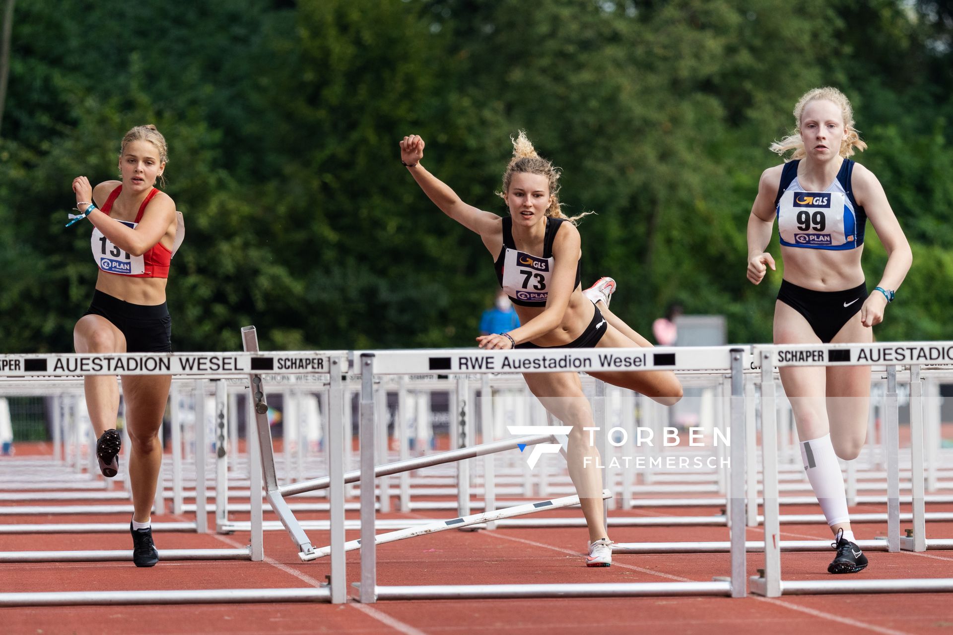 Luisa Kammerl (TSV Plattling) bleibt an der Huerde haengen und stuerzt am 21.08.2021 bei den Deutschen Meisterschaften Mehrkampf im Auestadion in Wesel (Tag 2)