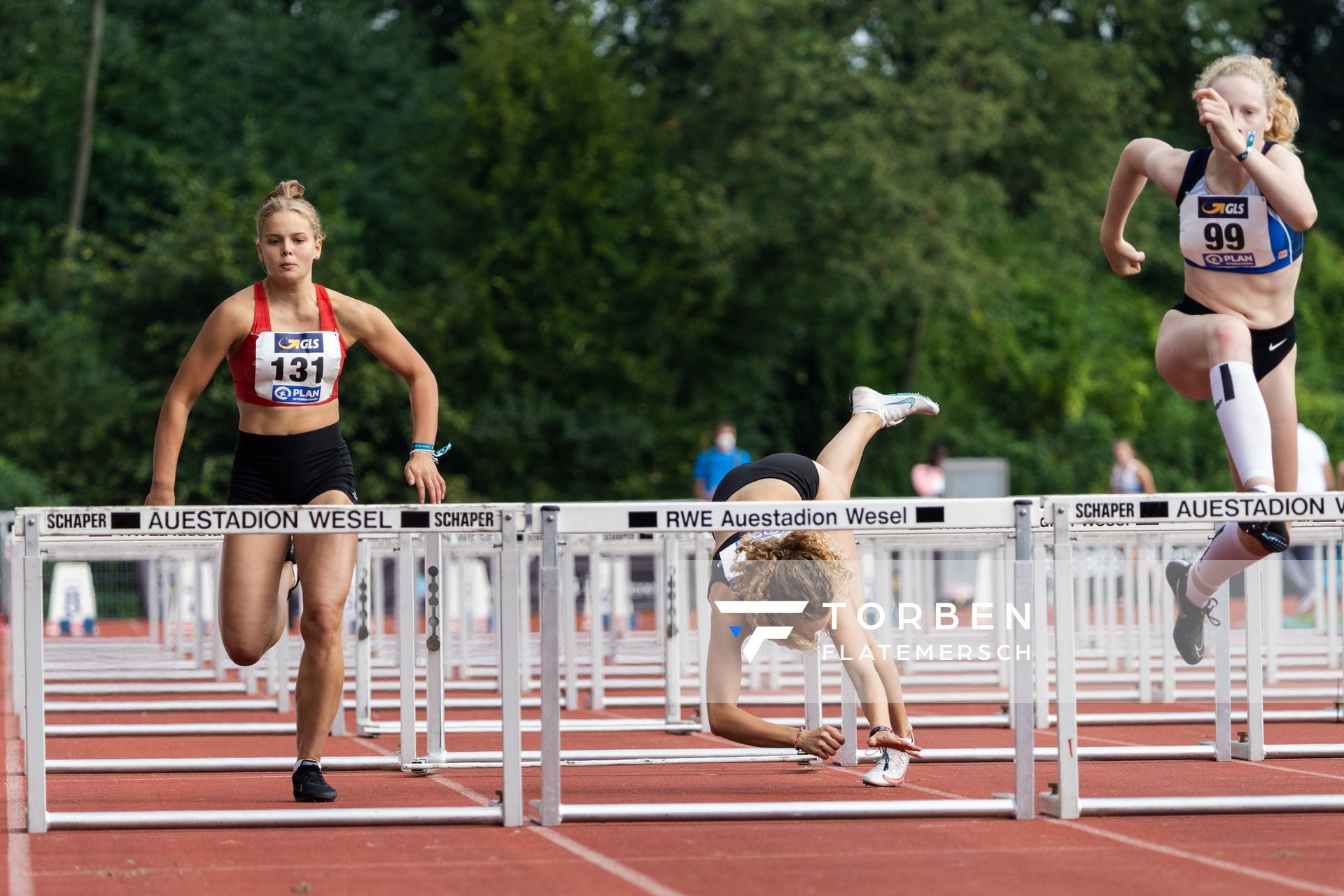 Luisa Kammerl (TSV Plattling) bleibt an der Huerde haengen und stuerzt am 21.08.2021 bei den Deutschen Meisterschaften Mehrkampf im Auestadion in Wesel (Tag 2)
